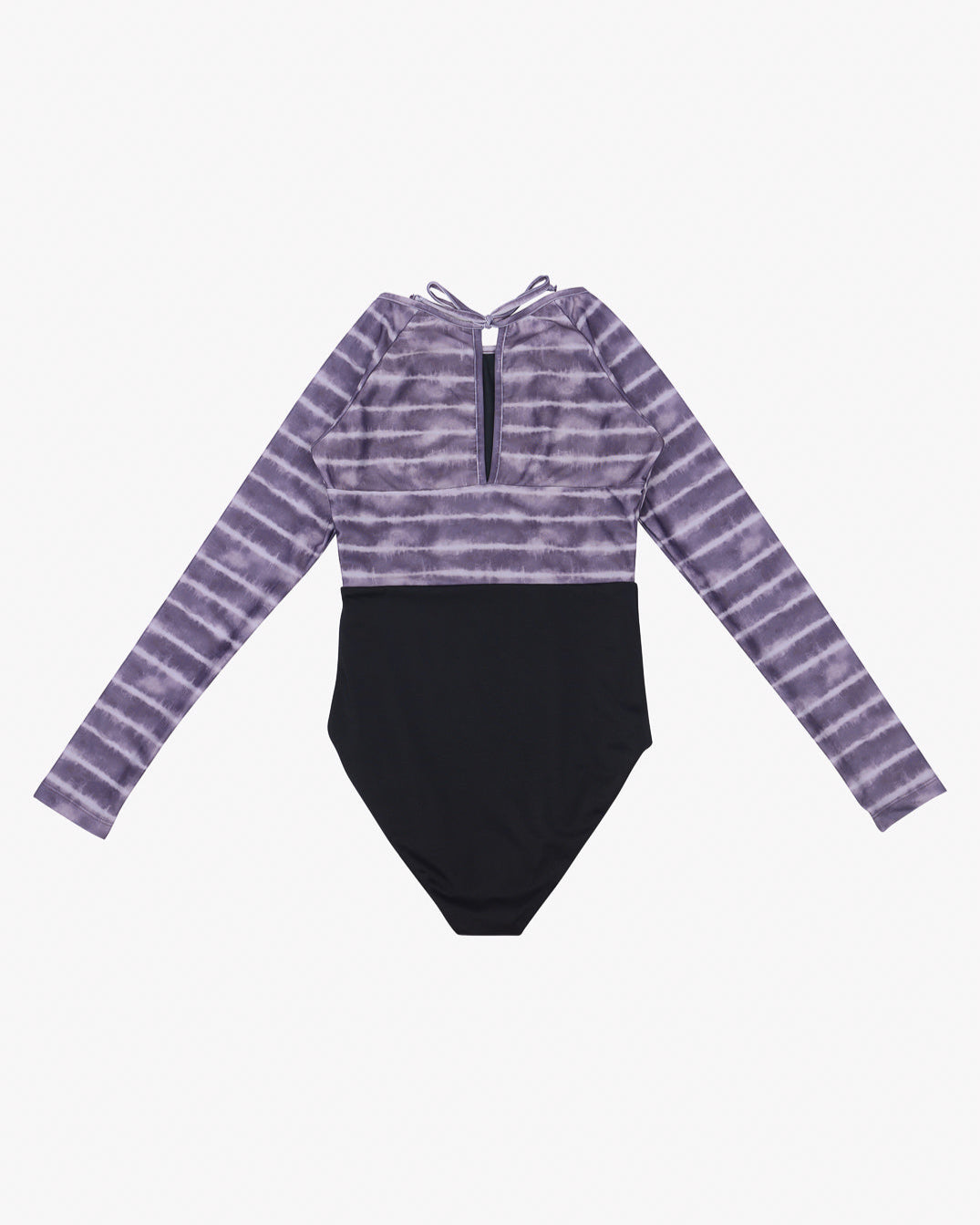 Ein Main Design Ivy Surf Suit aus recycelten Materialien, mit einem lila-weißen Batikmuster auf der oberen Hälfte und einfarbigem Schwarz auf der unteren Hälfte. Er verfügt über einen Reißverschluss vorne, eine kleine Schlüssellochöffnung mit Schleife am hinteren Ausschnitt und LSF 50+ für hervorragenden Sonnenschutz.