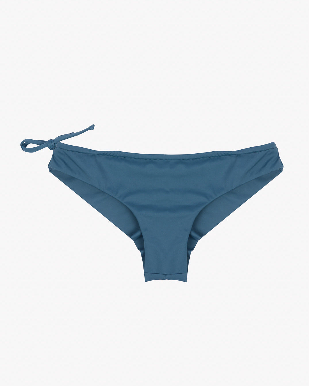 Ein blaugrünes Bikinihöschen mit einem Bindedetail auf einer Seite, aus einem glatten Stoff, der für Badebekleidung entworfen wurde. Diese Keira Surf Bikinihose von Main Design bietet ein nahtloses Design für ultimativen Komfort. Der Hintergrund ist schlicht weiß.