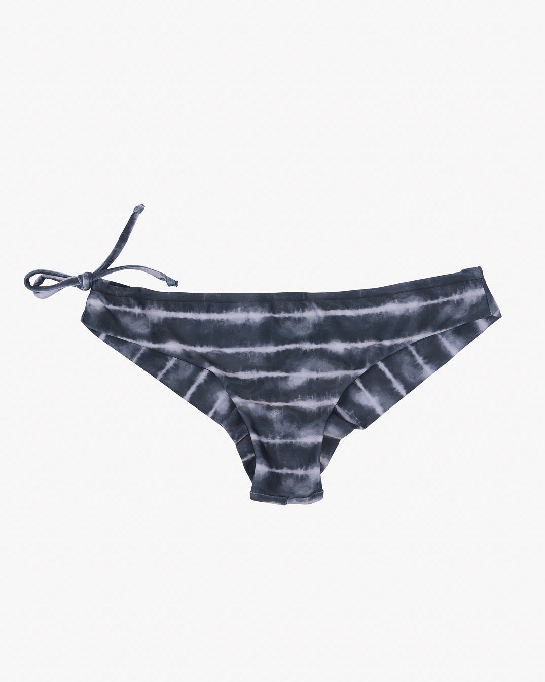 Ein Paar Bikinihöschen für Damen mit einem Batikmuster in Grau- und Schwarztönen. Die **Keira Surf Bikini Hose** von **Main Design**, inspiriert von einer Surf-Bikinihose, verfügt über eine seitliche Schleife auf der linken Seite für eine verstellbare Passform. Der Hintergrund ist schlicht weiß.