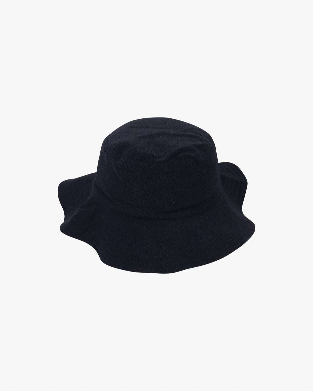 Ein schwarzer Kinder-Sonnenhut mit breiter Krempe und einfachem, schmucklosem Design steht zentriert vor einem schlichten weißen Hintergrund, ist aus umweltfreundlichem Stoff gefertigt und bietet Sonnenschutz UPF 50+.