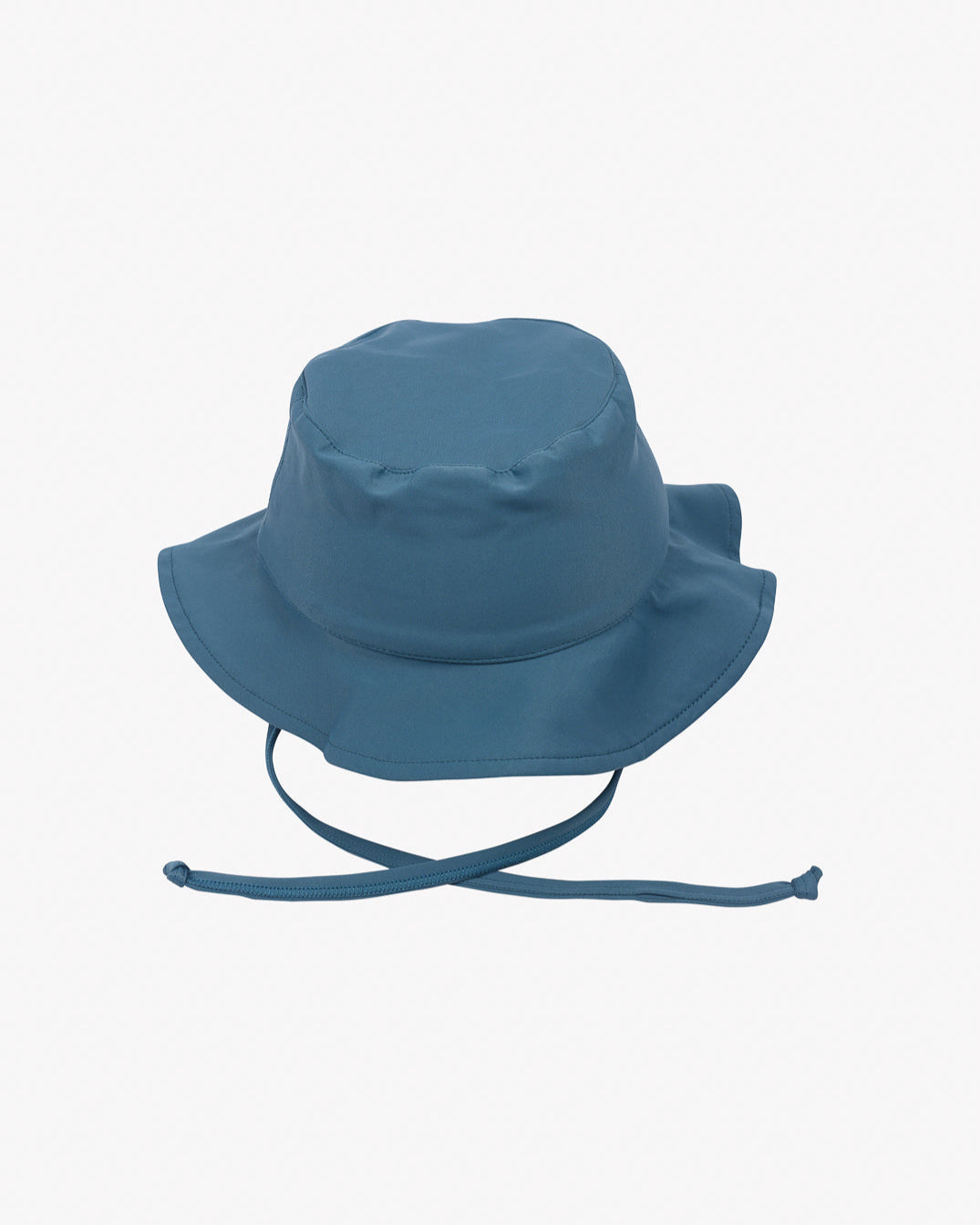 Ein blauer Main Design Kinder-Sonnenhut ist auf einem schlichten weißen Hintergrund abgebildet. Der Hut aus umweltfreundlichem Stoff hat eine nach unten geneigte Krempe und einen verstellbaren Kinnriemen für mehr Sicherheit. Außerdem bietet er Sonnenschutz UPF 50+ für optimalen Sonnenschutz.