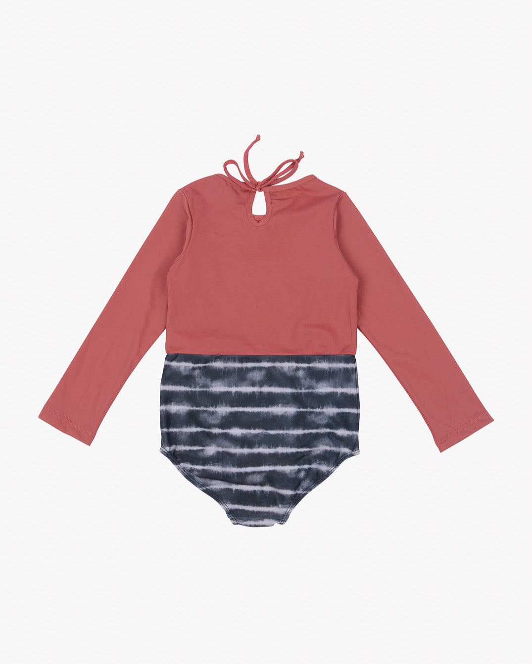 Ein langärmliger Laila Mädchen-Badeanzug von Main Design mit einem einfarbigen rötlich-rosa Oberteil und einem marineblau-weißen Batik-Unterteil. Dieser Badeanzug hat einen Schlüsselloch-Rücken mit einem Bindeverschluss am Hals, ist aus umweltfreundlichem Stoff gefertigt und bietet Sonnenschutz mit LSF 50+.