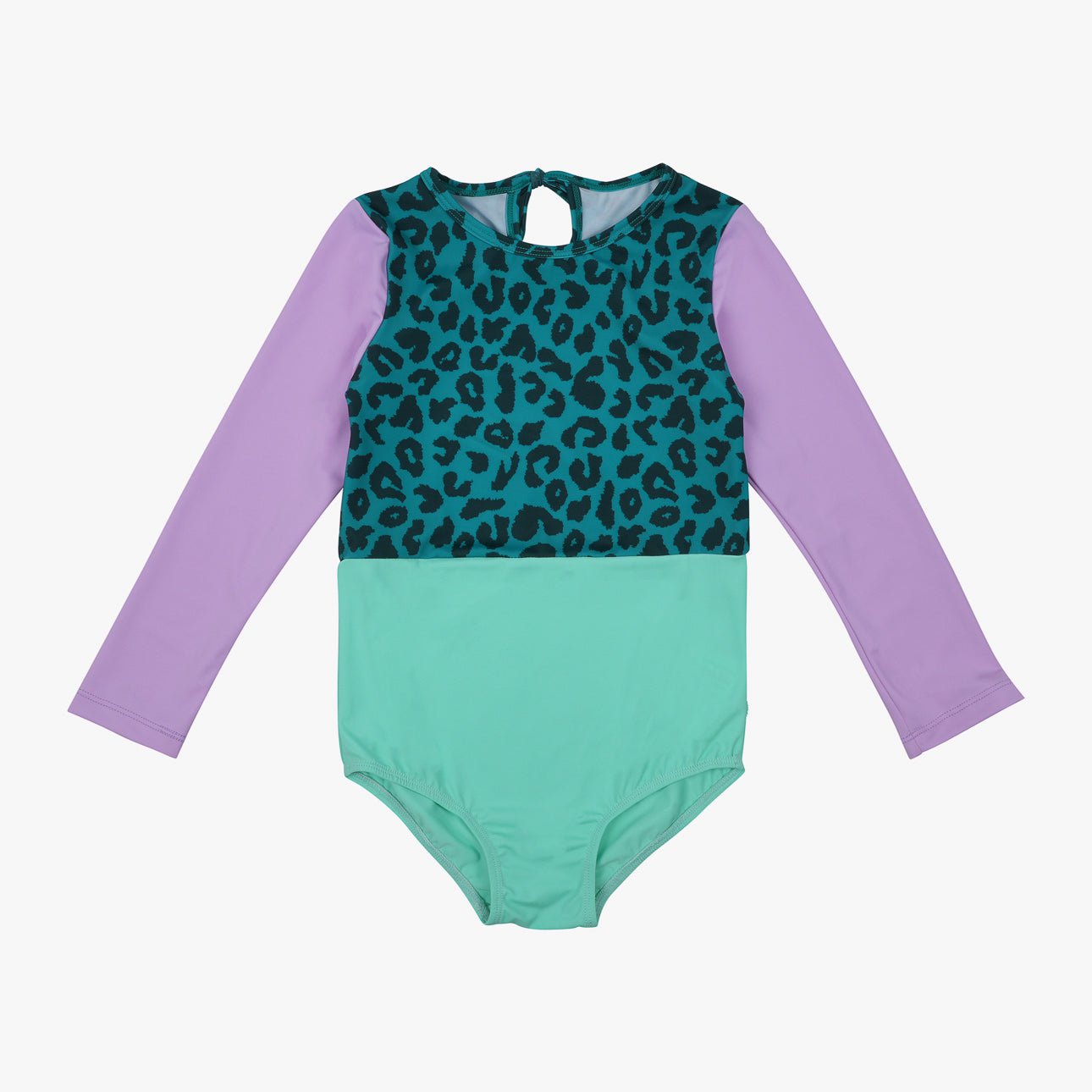 Der Laila Mädchen Badeanzug von Main Design ist ein langärmliger Kinderbadeanzug mit LSF 50+, mit lavendelfarbenen Ärmeln, einem Oberteil mit dunkelblaugrünem und schwarzem Leopardenmuster und einem Unterteil in Mintgrün auf einem schlichten weißen Hintergrund.