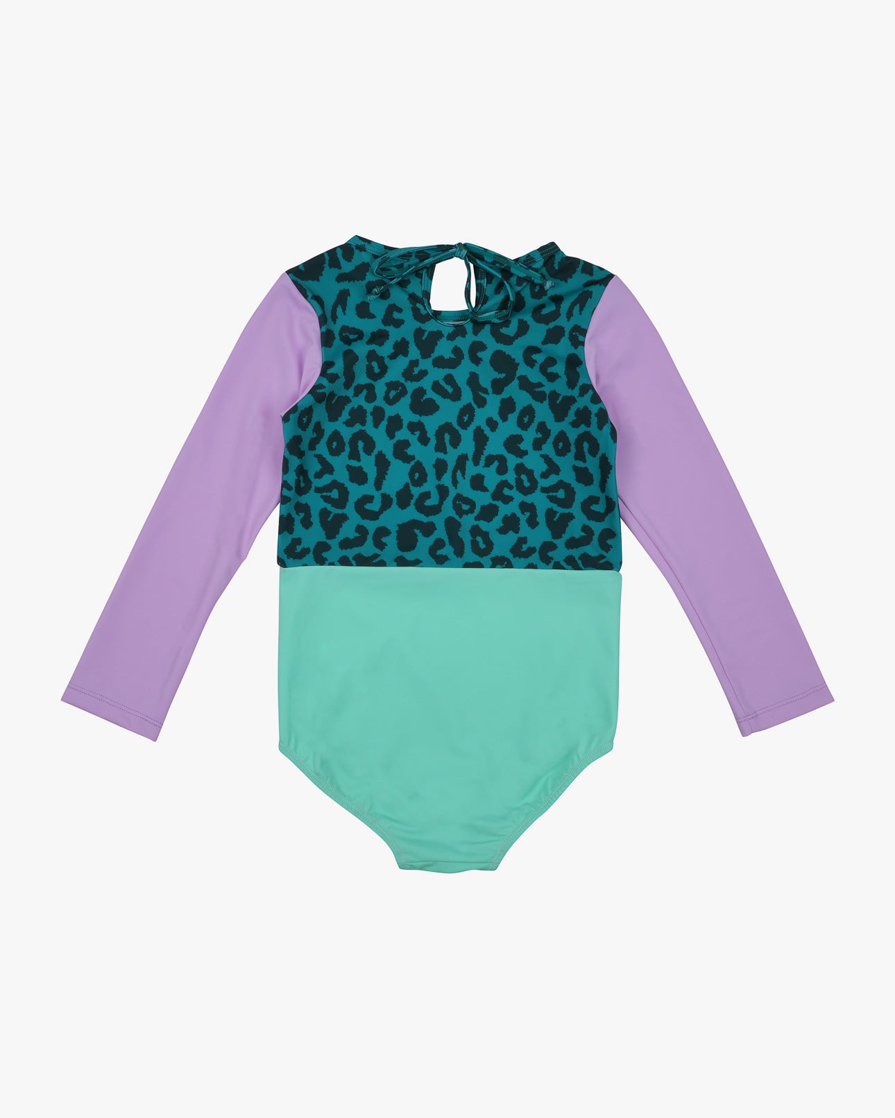 Der Laila Mädchen Badeanzug von Main Design ist ein langärmliger Badeanzug für Kinder mit lavendelfarbenen Ärmeln, blaugrünem und schwarzem Leopardenmuster oben, mintgrünem unteren Teil, LSF 50+ Sonnenschutz und einem Schlüssellochausschnitt mit Schleife hinten.