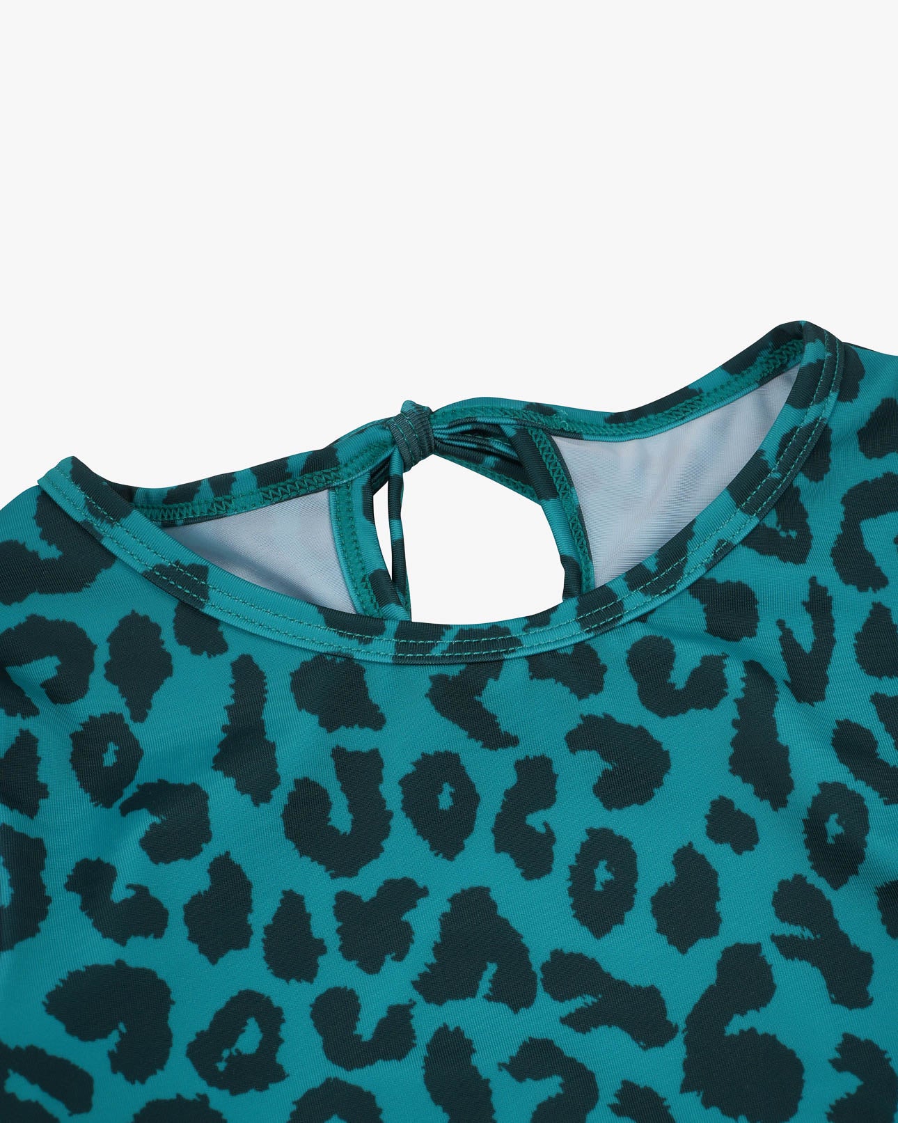 Eine Nahaufnahme eines blaugrünen Kleidungsstücks mit schwarzem Leopardenmuster, Schlüssellochausschnitt und Bindeband am Rücken – wie der stylische Main Design Laila Mädchen-Badeanzug kombiniert es Flair mit Sonnenschutzfaktor 50+.