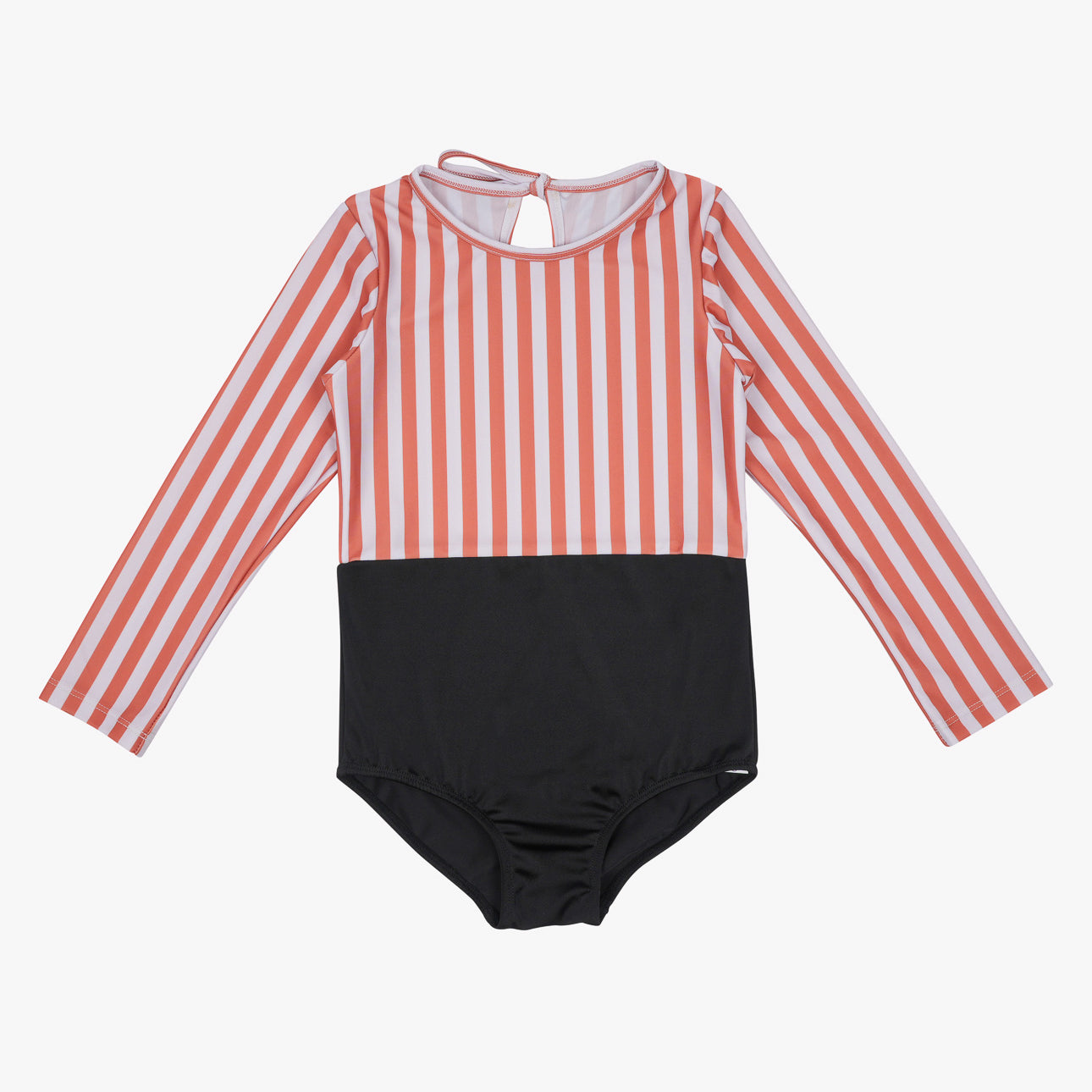 Der Laila Mädchen Badeanzug von Main Design ist ein langärmliger Badeanzug aus recycelten Materialien mit rot-weißen Streifen oben, schwarzen Streifen unten, rundem Ausschnitt, Schlüsselloch zum Binden hinten und UPF 50+ Sonnenschutz für Kinder.