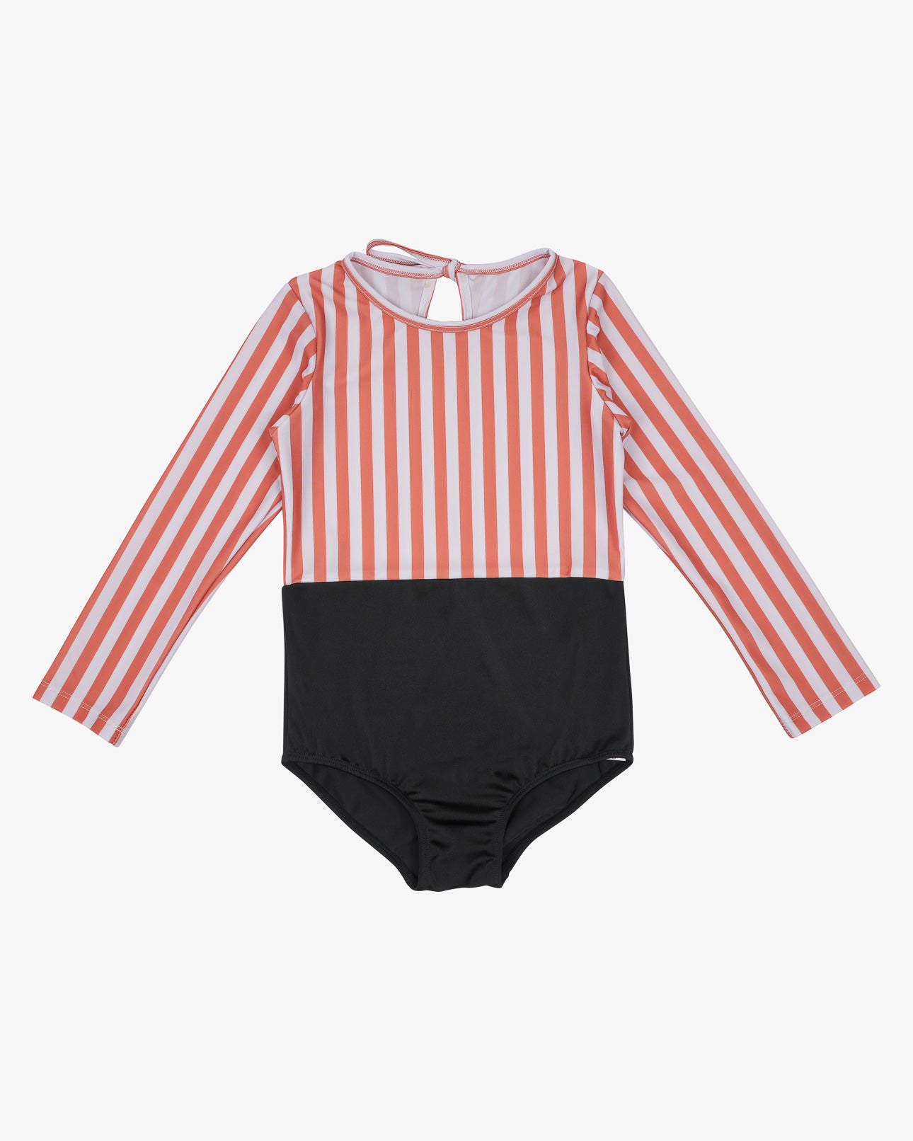 Der Laila Mädchen Badeanzug von Main Design ist ein langärmliger Badeanzug aus recycelten Materialien mit rot-weißen Streifen oben, schwarzen Streifen unten, rundem Ausschnitt, Schlüsselloch zum Binden hinten und UPF 50+ Sonnenschutz für Kinder.