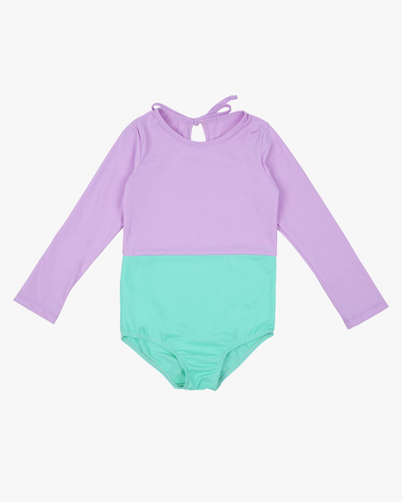 Der Laila Mädchen Badeanzug von Main Design ist ein langärmliger einteiliger Badeanzug für Kinder mit lavendelfarbenem Oberteil, mintgrünem Unterteil, Schlüsselloch-Rückenband und LSF 50+-Schutz auf schlichtem weißem Hintergrund.