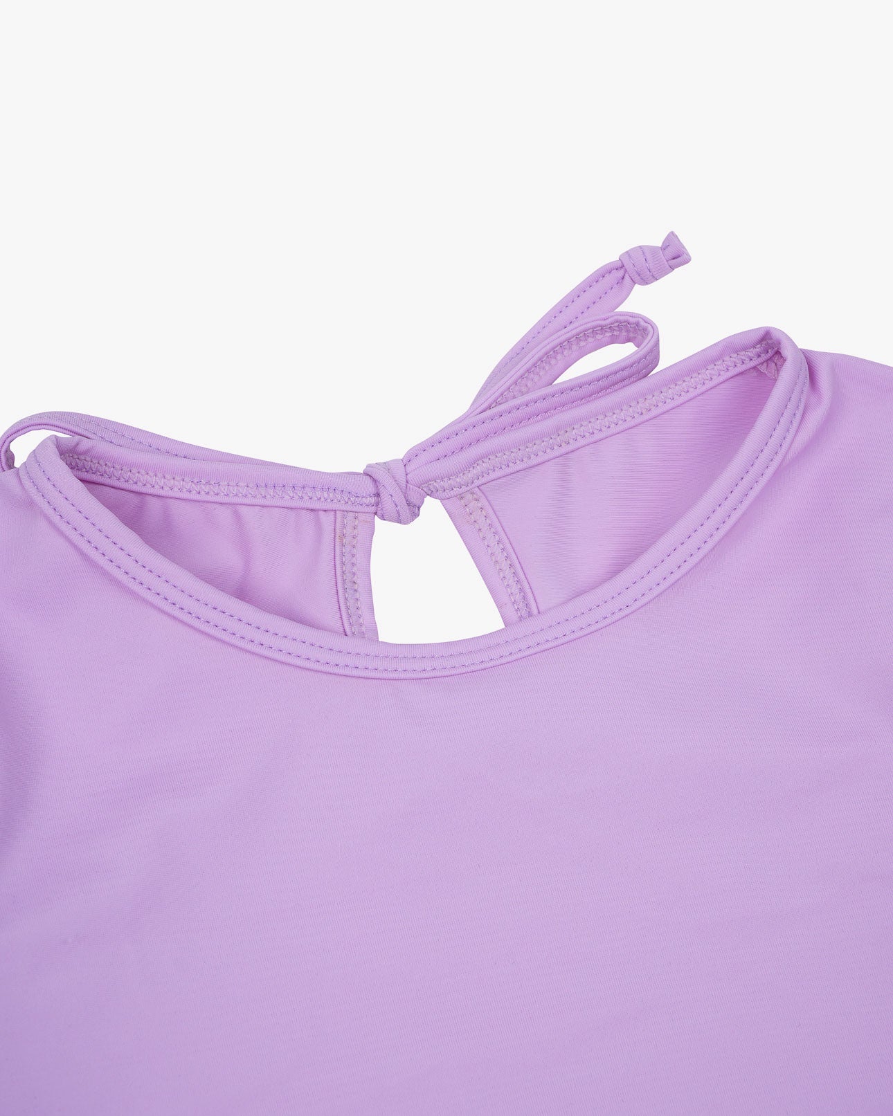 Nahaufnahme des Laila Mädchen Badeanzugs von Main Design in Lavendel, mit rundem Ausschnitt, Schlüsselloch-Rücken mit zwei gebundenen Trägern, nachhaltigen Materialien und UPF 50+ Sonnenschutz.