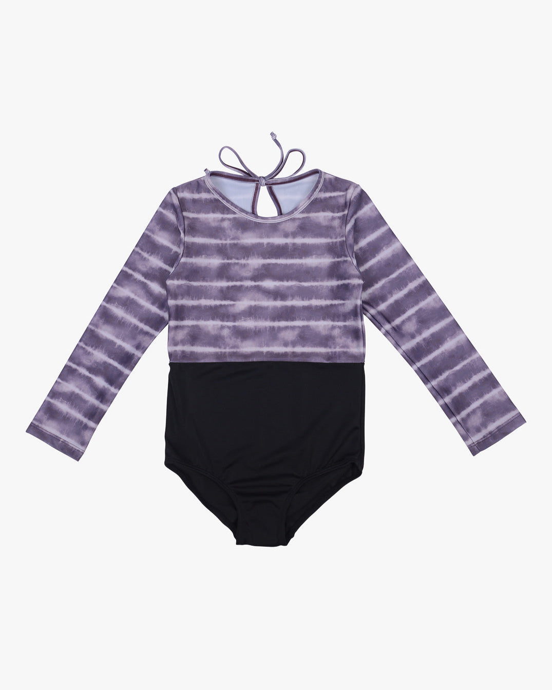 Ein langärmliger Kinderbadeanzug mit einem lila-weißen Batikmuster auf der Oberseite und einem Schlüsselloch-Krawattenverschluss im Nacken. Der untere Teil des Laila Mädchen Badeanzugs von Main Design ist einfarbig schwarz und bietet ein zweifarbiges Design. Dieser schnell trocknende Badeanzug bietet außerdem Sonnenschutz mit LSF 50+.