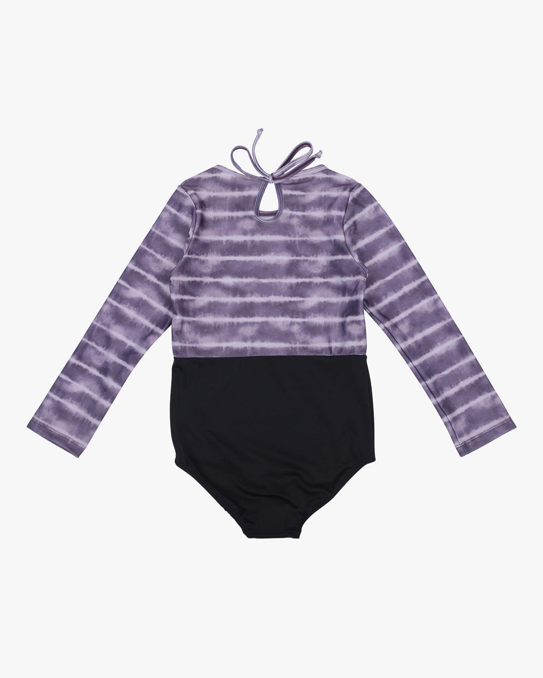 Ein langärmliger einteiliger Badeanzug mit einem lila-weißen Batikmuster auf der oberen Hälfte und einem einfarbigen Schwarz auf der unteren Hälfte. Dieser Laila Mädchen-Badeanzug von Main Design bietet Sonnenschutz mit LSF 50+ und hat eine Schlüssellochöffnung auf der Rückseite mit einem Bindeverschluss im Nacken.