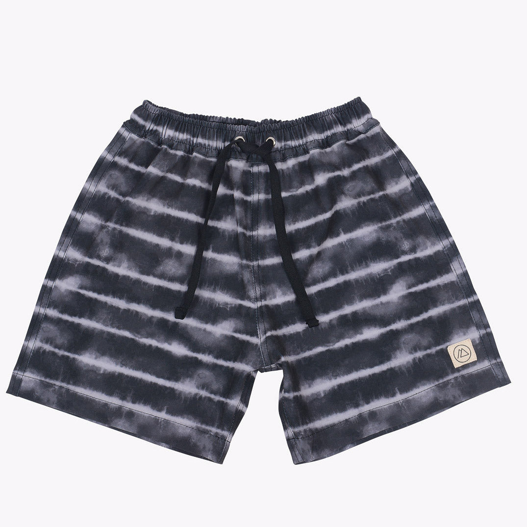 Schwarz-grau gestreifte Main Design Lean Boardshorts für Jungen mit elastischem Bund und schwarzem Kordelzug. Diese Shorts mit hellbraunem, rundem Patch mit Logo am unteren rechten Bein bieten 4-Wege-Stretch und LSF 50+-Schutz für ein einfaches, lässiges Design, das perfekt für jeden sonnigen Tag ist.