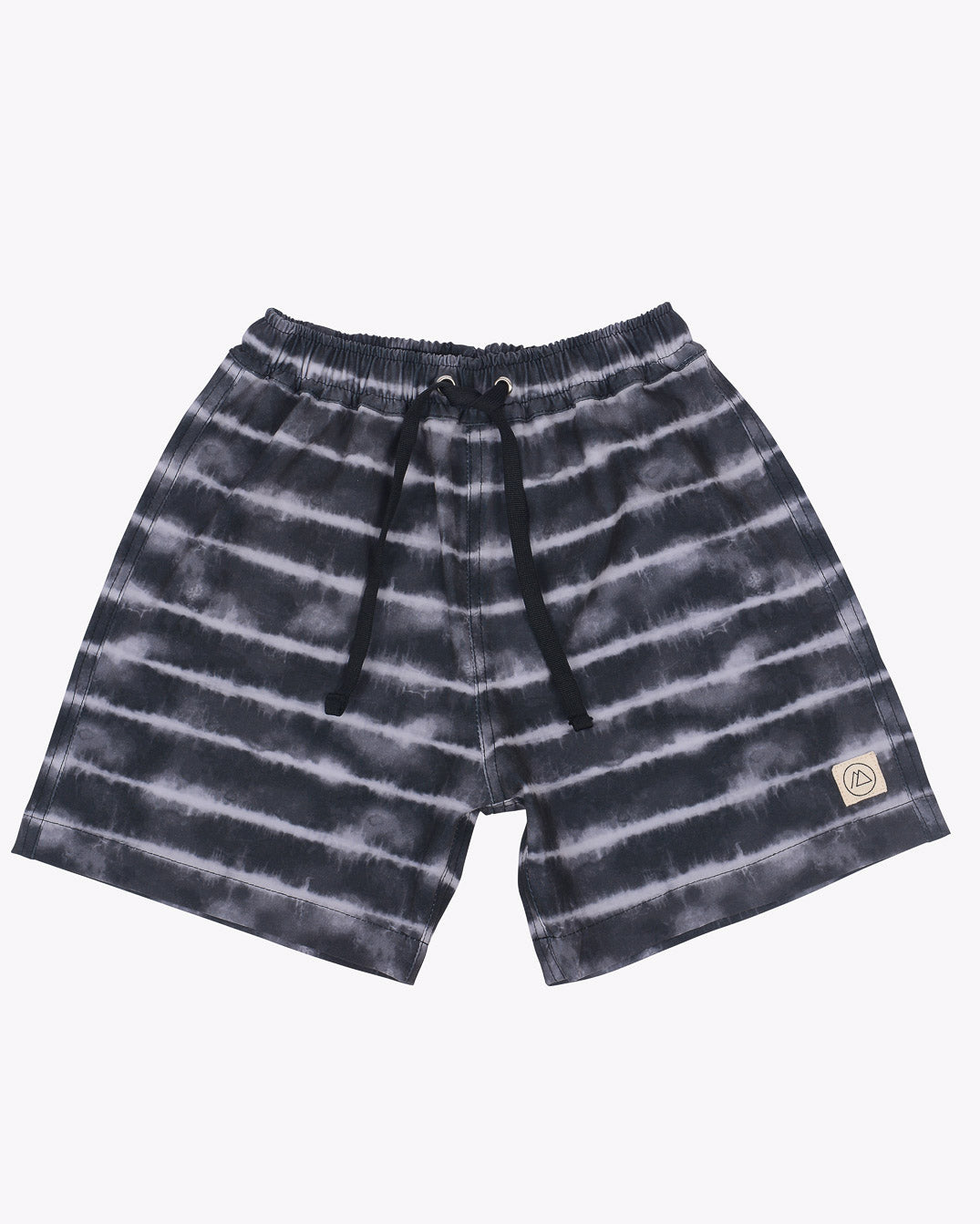 Schwarz-grau gestreifte Main Design Lean Boardshorts für Jungen mit elastischem Bund und schwarzem Kordelzug. Diese Shorts mit hellbraunem, rundem Patch mit Logo am unteren rechten Bein bieten 4-Wege-Stretch und LSF 50+-Schutz für ein einfaches, lässiges Design, das perfekt für jeden sonnigen Tag ist.