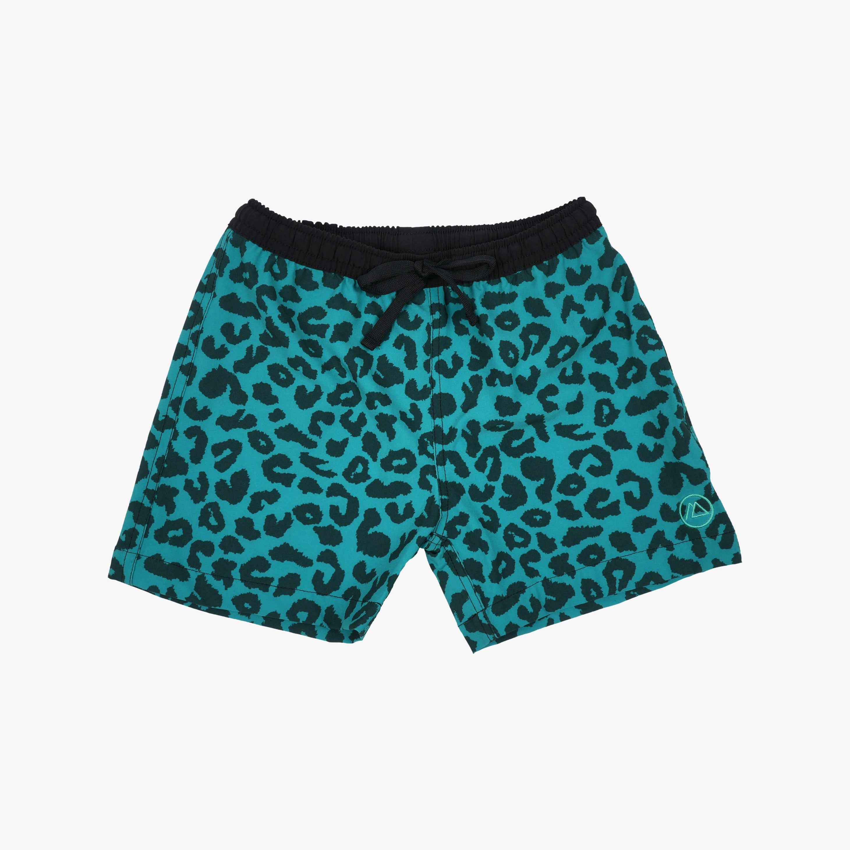 Entdecken Sie die Lean Boardshorts für Jungen von Main Design in Blaugrün mit schwarzem Leopardenmuster. Diese Shorts mit 4-Wege-Stretch haben einen schwarzen Bund, LSF 50+ Schutz und ein kleines Logo vorne links am Bein – perfekt für aktive Abenteuer.