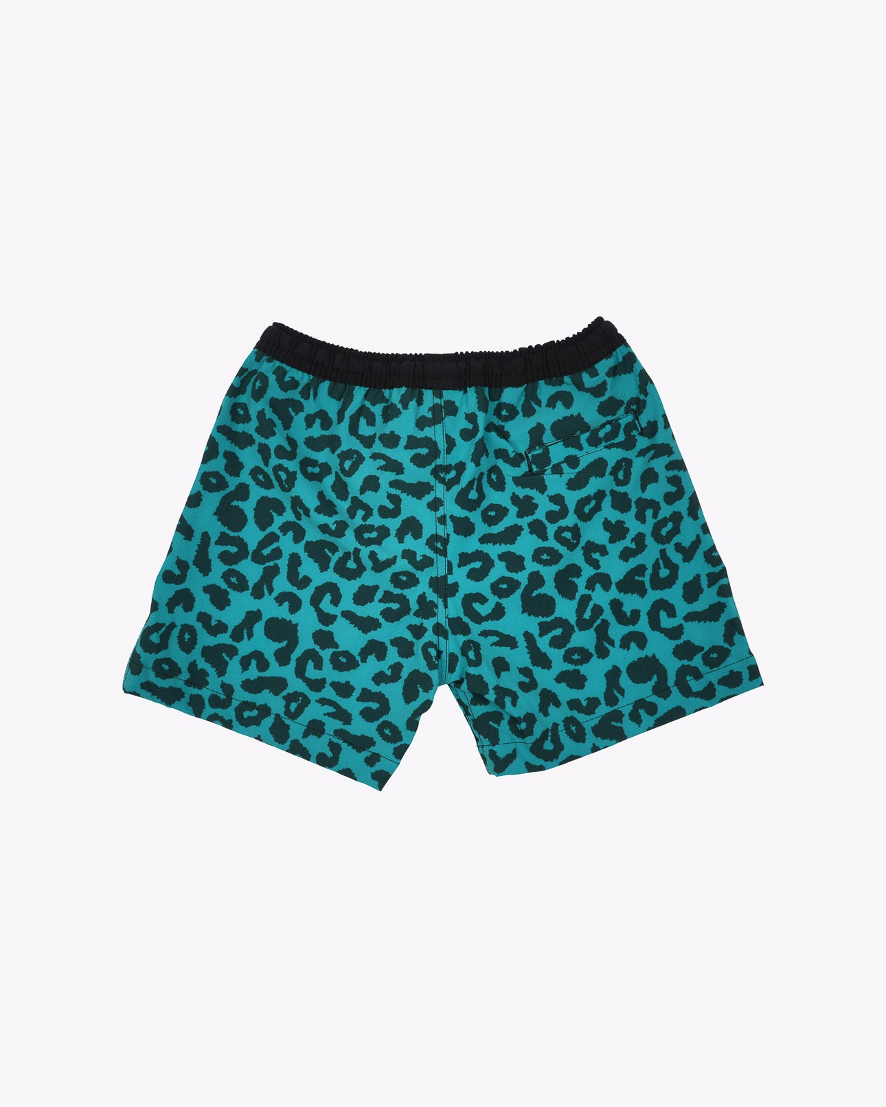 Die Lean Boardshorts für Jungen von Main Design sind blaugrün mit schwarzem Leopardenmuster und Bund. Sie bestehen aus 4-Wege-Stretchmaterial für Komfort und bieten LSF 50+ Sonnenschutz. Sie sind flach auf weißem Hintergrund abgebildet.