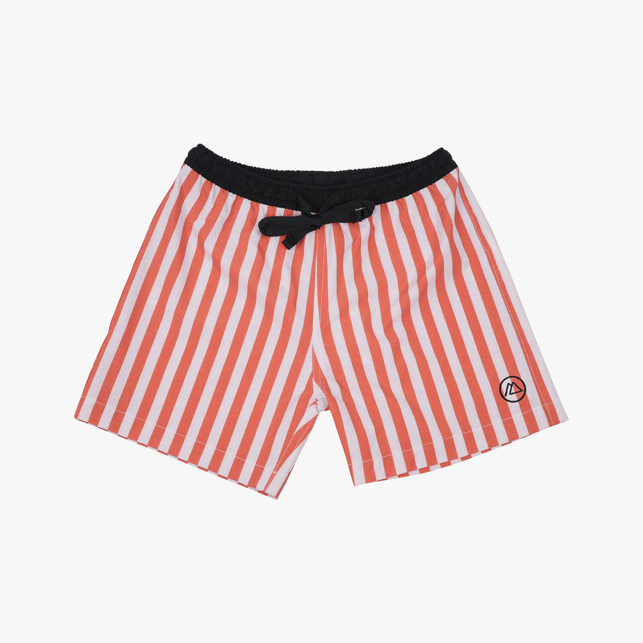 Die Lean Boardshorts für Jungen von Main Design zeichnen sich durch rot-weiße Längsstreifen, einen schwarzen Bund und einen Kordelzug aus. Sie sind aus 4-Wege-Stretchmaterial gefertigt und verfügen über ein kleines, rundes Logo am rechten Unterschenkel. Das lebendige Design hebt sich vom schlichten weißen Hintergrund ab.