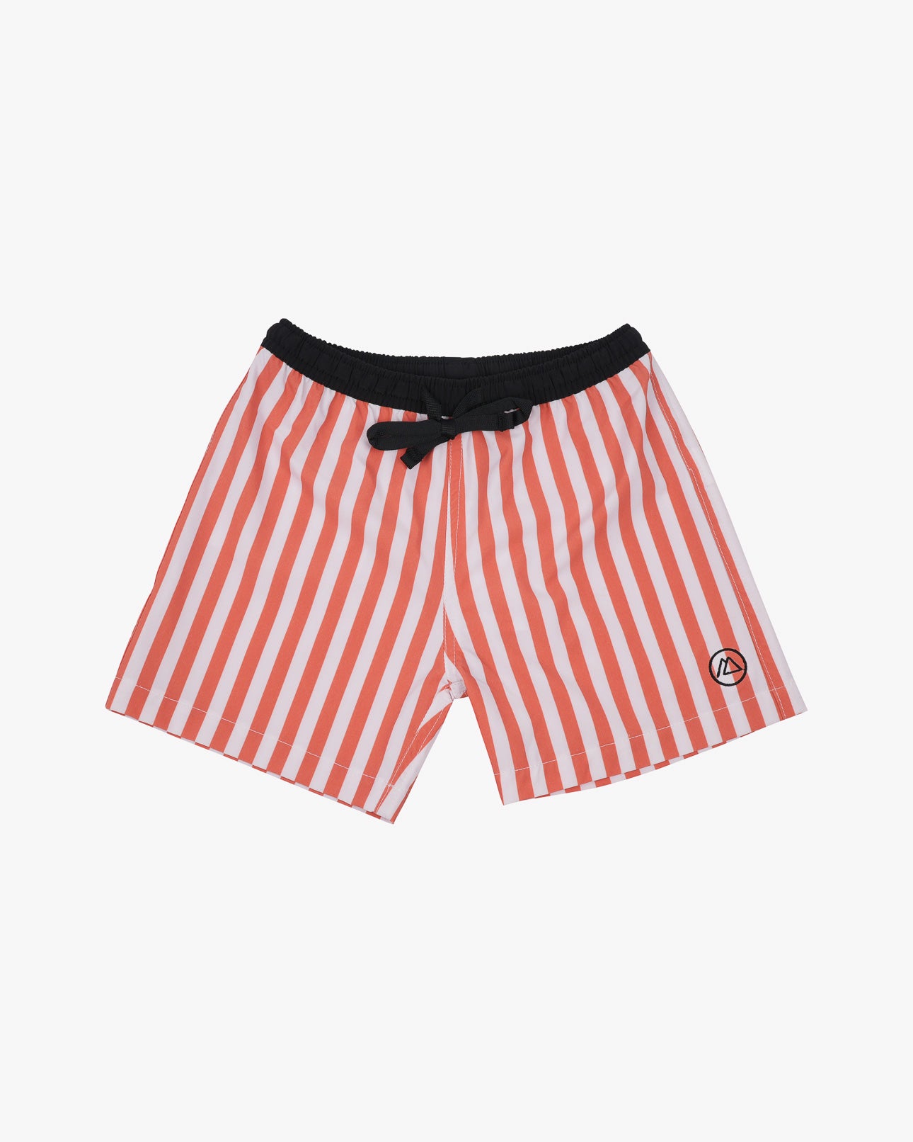 Die Lean Boardshorts für Jungen von Main Design zeichnen sich durch rot-weiße Längsstreifen, einen schwarzen Bund und einen Kordelzug aus. Sie sind aus 4-Wege-Stretchmaterial gefertigt und verfügen über ein kleines, rundes Logo am rechten Unterschenkel. Das lebendige Design hebt sich vom schlichten weißen Hintergrund ab.