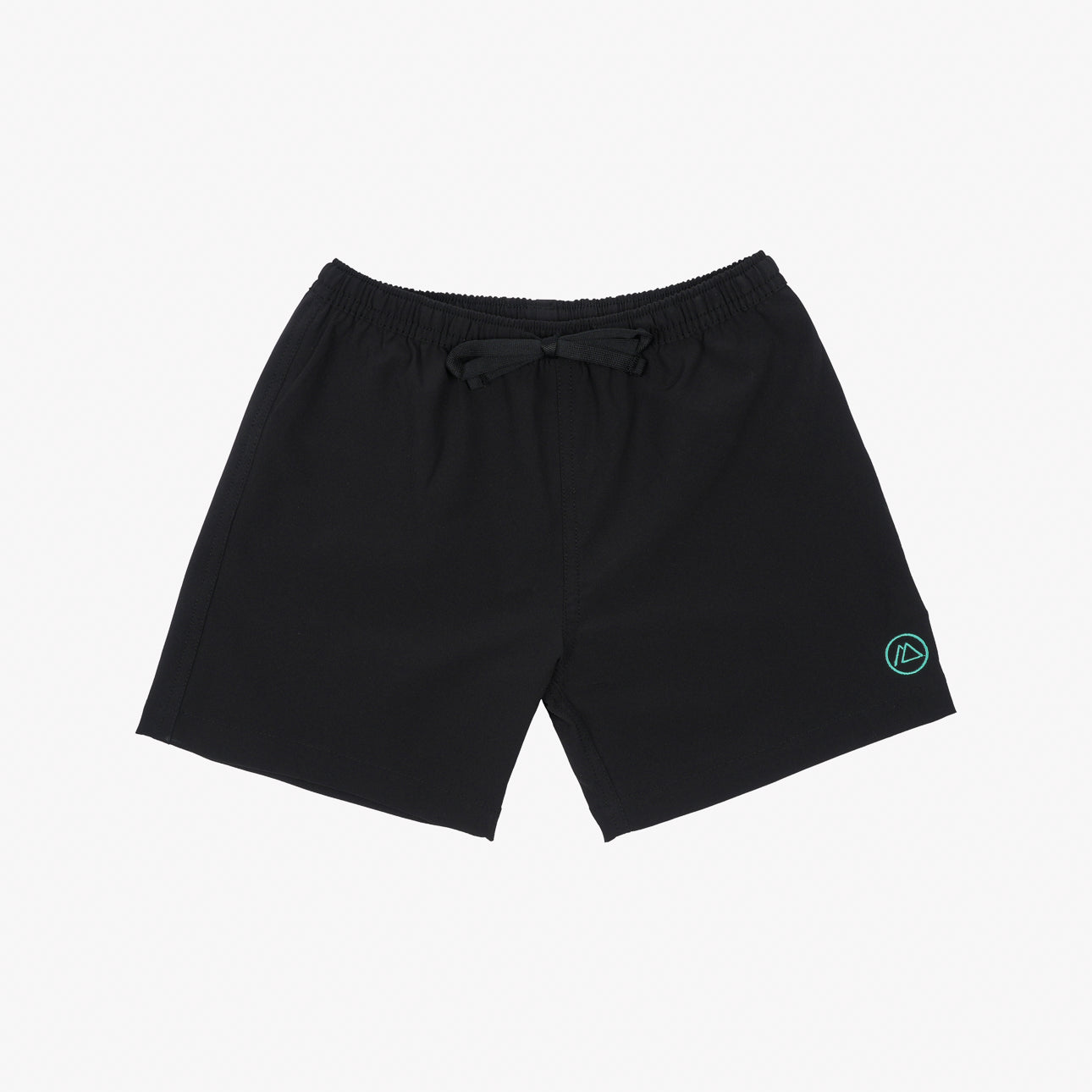 Die Lean Boardshorts für Jungen von Main Design verfügen über einen elastischen Bund mit Kordelzug und 4-Wege-Stretchmaterial für optimale Bewegungsfreiheit. Ein türkisfarbenes Logo auf dem linken Bein sorgt für einen besonderen Look, während der Sonnenschutz mit LSF 50+ vor der Sonne schützt – all das auf schlichtem weißem Hintergrund.