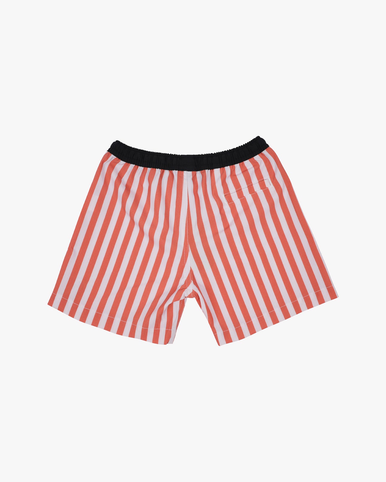 Wir präsentieren die Lean Boardshorts für Jungen von Main Design: rot-weiße Längsstreifen, schwarzer elastischer Bund, 4-Wege-Stretchmaterial für optimale Bewegungsfreiheit und Sonnenschutz mit LSF 50+ für Schutz an sonnigen Tagen. Abgebildet auf schlichtem weißem Hintergrund.