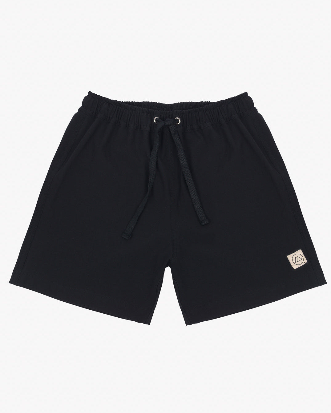 Ein Paar schwarze Main Design Lean Boardshorts für Jungen mit elastischem Bund und schwarzem Kordelzug. Die Shorts haben zwei Seitentaschen, 4-Wege-Stretch-Material, Sonnenschutzfaktor 50+ und einen kleinen rechteckigen beigen Patch mit einem Logo auf der unteren linken Seite.