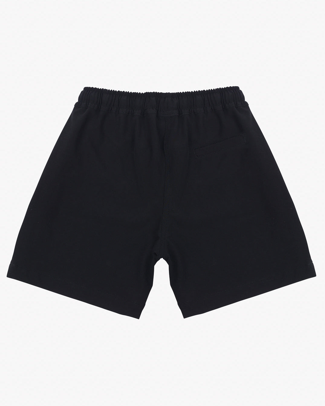 Ein Paar schwarze Shorts mit elastischem Bund. Diese Main Design Lean Boardshorts für Jungen haben eine einzelne Gesäßtasche auf der rechten Seite und bestehen aus einem weichen, bequemen Stoff mit 4-Wege-Stretch für Bewegungsfreiheit. Die Länge reicht knapp über das Knie, wodurch sie sich perfekt für die Freizeit eignen.
