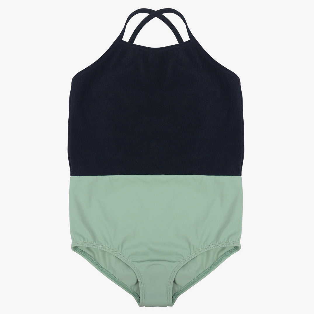 Ein Lena Mädchen-Badeanzug von Main Design, schnell trocknend und nachhaltig, mit einem hohen Ausschnitt und überkreuzten Rückenträgern. Die obere Hälfte ist schwarz, während die untere in hellgrün erstrahlt. Der Badeanzug liegt flach auf einem weißen Hintergrund.