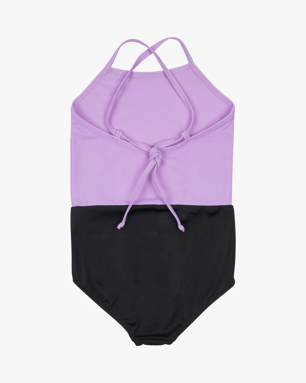 Der Lena Mädchen Badeanzug von Main Design besteht aus einem lavendelfarbenen Oberteil mit gekreuzten Trägern und einer Schleife am Rücken, gepaart mit einem eleganten schwarzen Unterteil. Dieses nachhaltige Modestück aus recycelten Materialien präsentiert sich kunstvoll flach auf weißem Hintergrund.