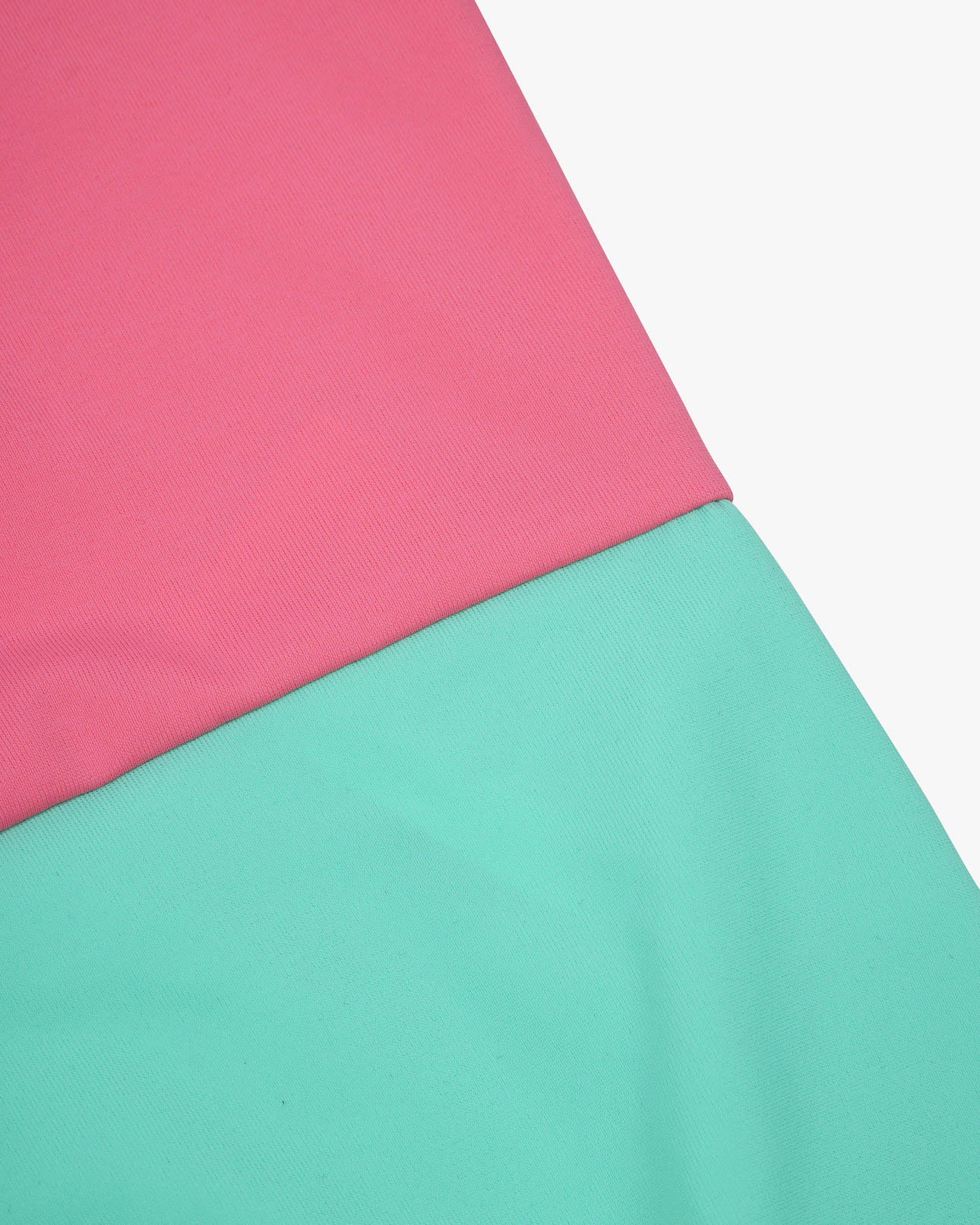 Nahaufnahme eines Lena Mädchen Badeanzugs von Main Design mit korallenrosa Oberteil und mintgrünem Unterteil. Hergestellt aus recycelten Materialien, wirkt die Textur glatt mit leichten Falten.