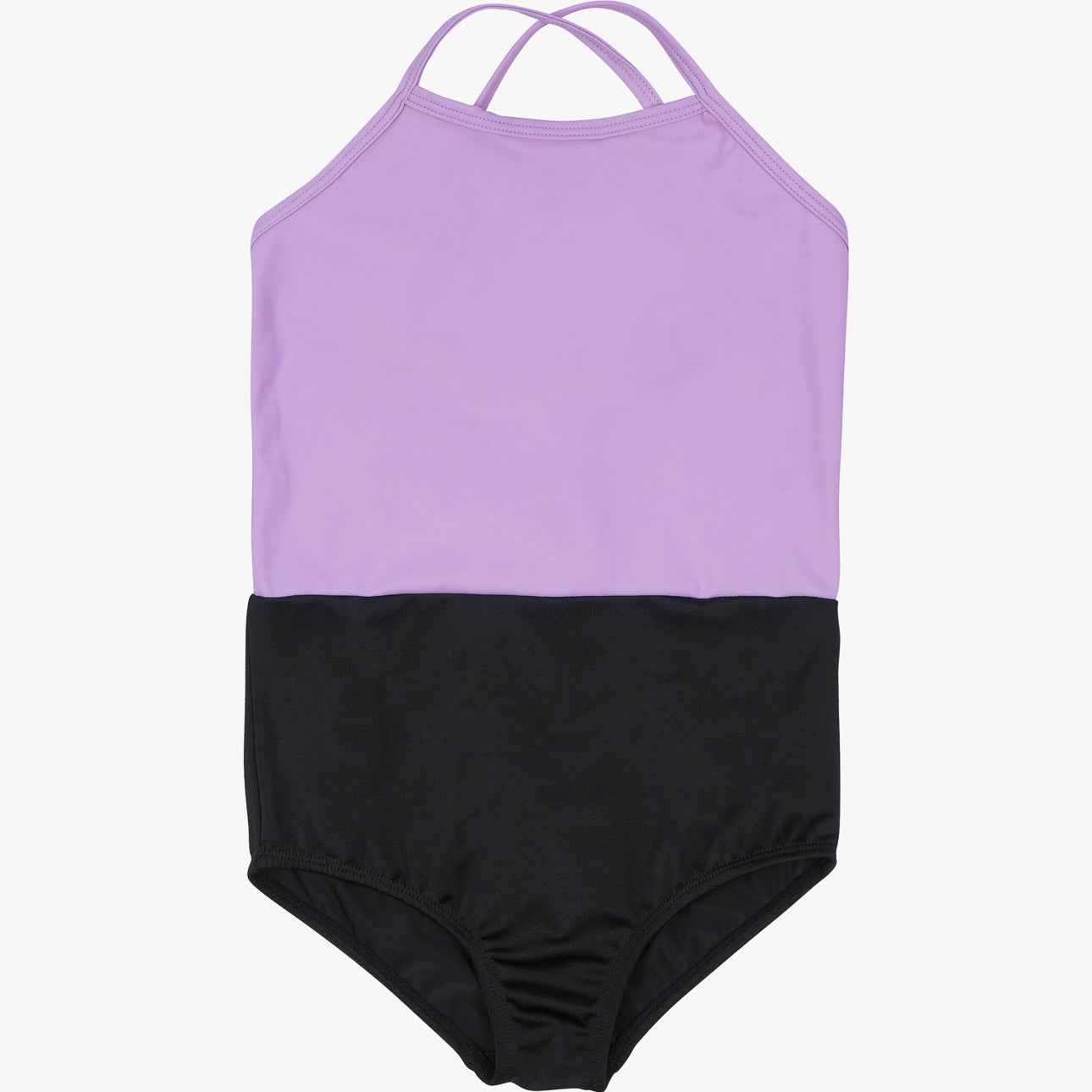 Der Lena Mädchen Badeanzug von Main Design hat ein lila Oberteil, ein schwarzes Unterteil und gekreuzte Träger. Er besteht aus recycelten Materialien, bietet LSF 50+ und ist flach auf weißem Hintergrund abgebildet, um sein elegantes Design hervorzuheben.