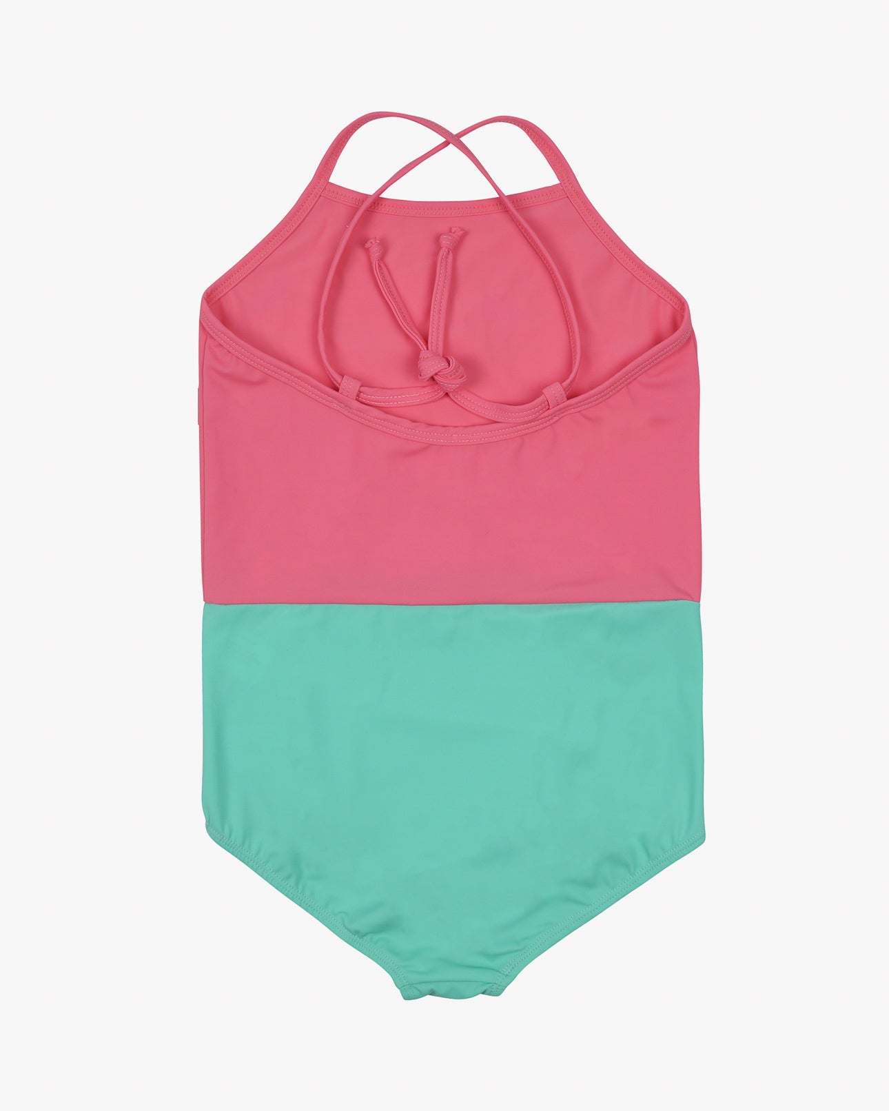 Der Lena Mädchen Badeanzug von Main Design ist aus recycelten Materialien hergestellt und präsentiert ein stylisches rosa Neckholder-Oberteil mit gekreuzten Trägern und ein hellgrünes Unterteil, wunderschön auf weißem Hintergrund dargestellt.