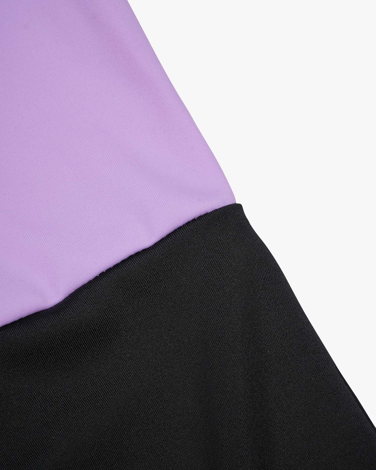 Nahaufnahme der Stoffe: glattes Lavendel aus recycelten Materialien auf der Oberseite und strukturiertes Schwarz auf der Unterseite, perfekt für die Herstellung des Lena Mädchen-Badeanzugs von Main Design mit LSF 50+-Schutz, vor einem schlichten weißen Hintergrund.