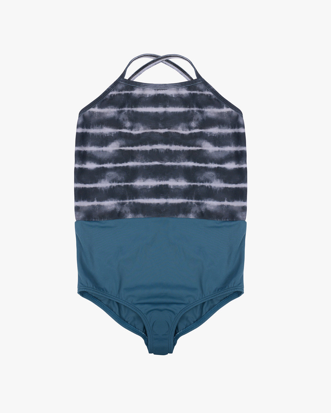 Ein einteiliger Badeanzug für Mädchen mit Neckholder-Ausschnitt und gekreuzten Trägern auf der Rückseite. Die obere Hälfte ist mit einem schwarz-weißen Batikmuster gestaltet, während die untere Hälfte einfarbig blaugrün ist. Dieser Main Design Lena Mädchen Badeanzug liegt flach auf einem schlichten weißen Hintergrund.