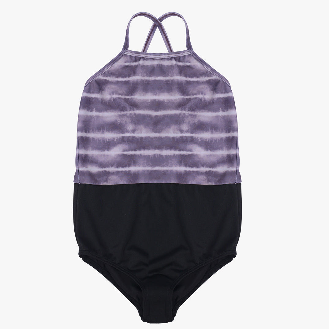 Ein einteiliger Badeanzug für Kinder mit einem lila-weißen Batikmuster auf der oberen Hälfte und einem einfarbigen Schwarz auf der unteren Hälfte. Der Lena Mädchen Badeanzug von Main Design hat dünne, überkreuzte Träger auf der Rückseite für zusätzlichen Halt.