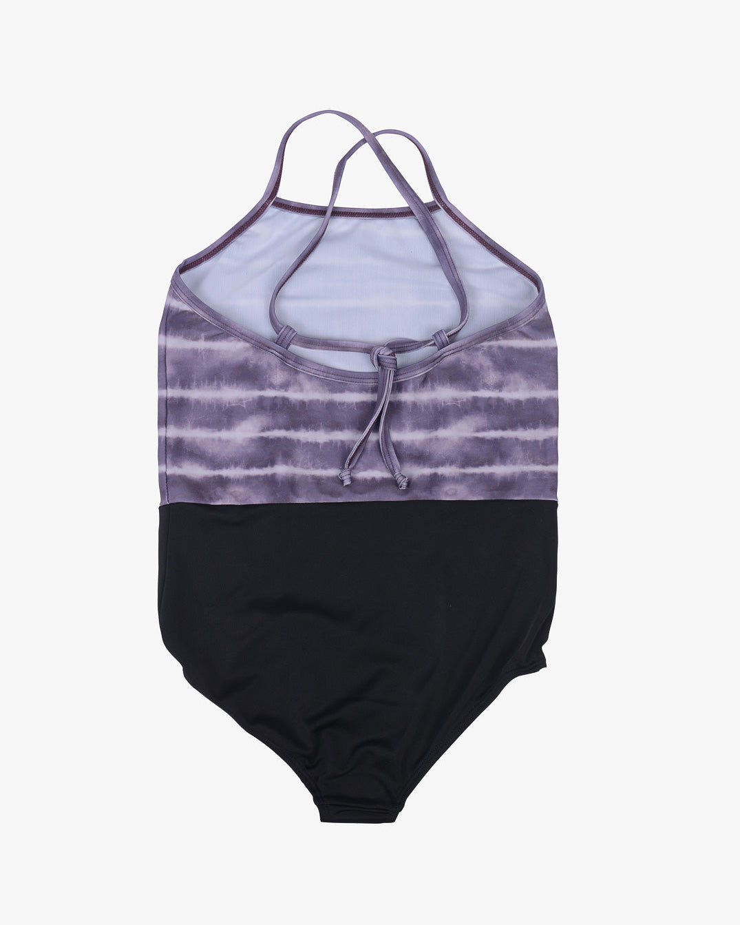 Ein einteiliger Badeanzug mit einem Oberteil mit violettem Batikmuster und offenem Rückendesign mit gekreuzten Trägern. Die untere Hälfte, einfarbig schwarz, sorgt für Kontrast. Dieser Lena Mädchen Badeanzug von Main Design liegt flach auf einem weißen Hintergrund.