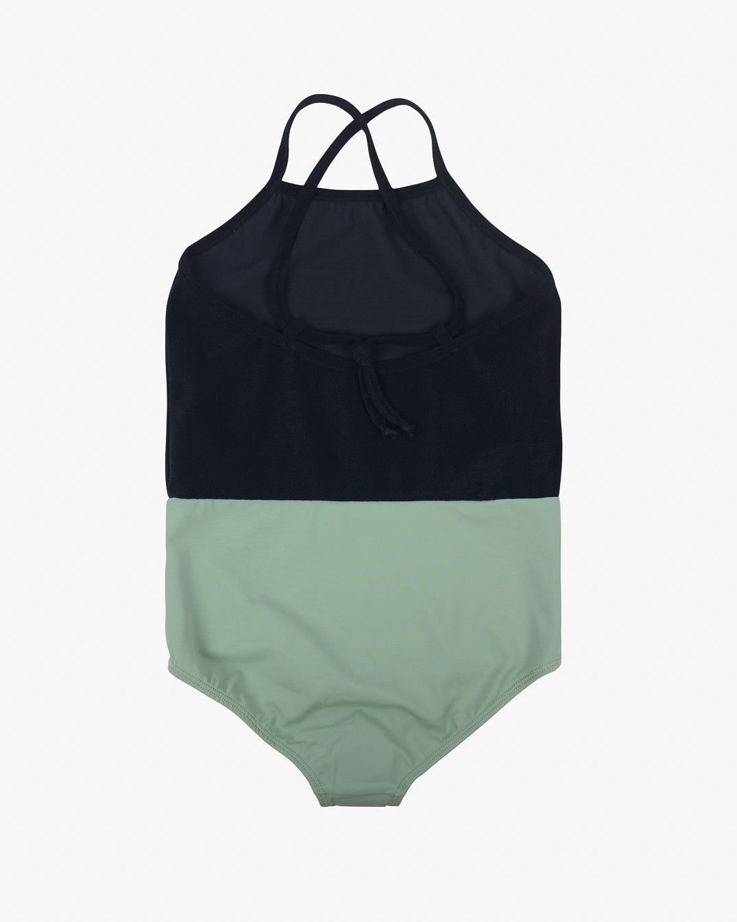 Ein Lena Mädchen Badeanzug von Main Design mit einem Farbblockdesign mit einer schwarzen oberen Hälfte und einer hellgrünen unteren Hälfte. Der einteilige Badeanzug hat einen Neckholder mit dünnen, verstellbaren Trägern, die sich auf der Rückseite kreuzen. Der Stoff wirkt glatt, dehnbar und schnell trocknend.