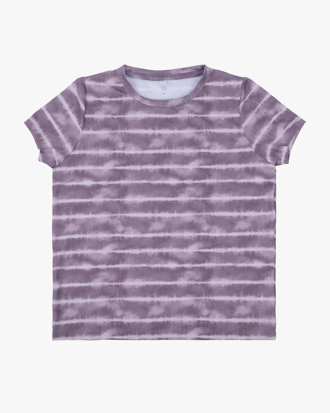 Ein kurzärmeliges T-Shirt mit Rundhalsausschnitt aus der Lush UV Surf Shirt-Kollektion von Main Design mit einem lila Batikmuster mit horizontalen Streifen. Das Shirt liegt flach auf einem schlichten weißen Hintergrund.