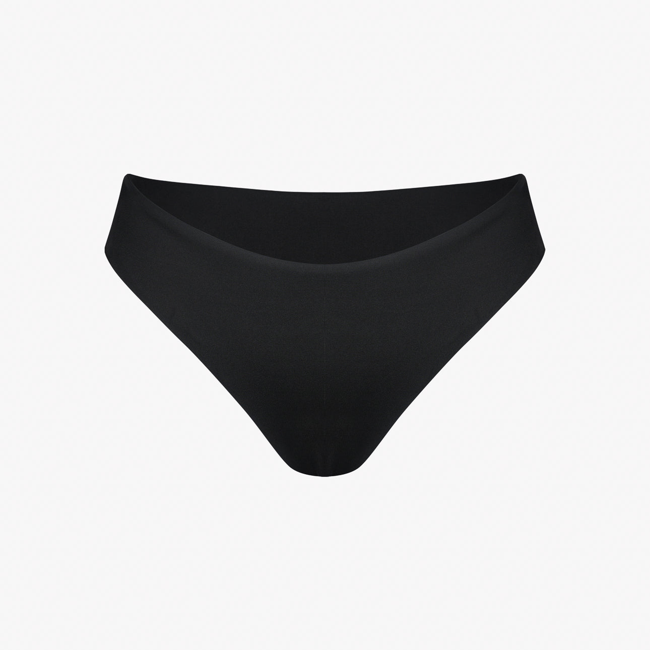 Die Luxe Bikini Hose von Main Design ist eine schwarze Bikinihose im brasilianischen Schnitt mit hohem Schnitt und nahtlosem Design vor einem schlichten weißen Hintergrund.