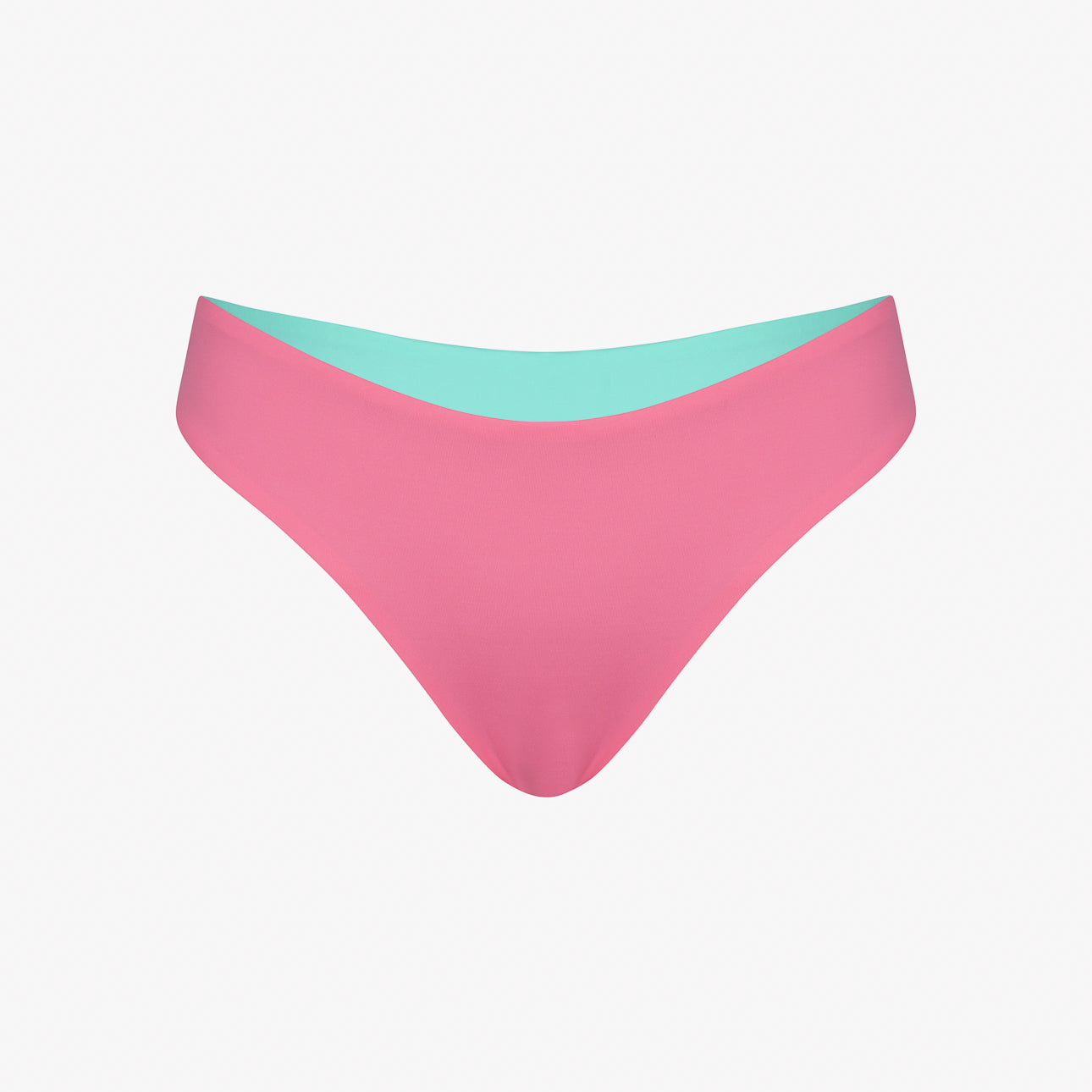 Die Luxe Bikini Hose von Main Design besteht aus einem Bikinihöschen im brasilianischen Schnitt in Pink mit einem aquamarinblauen Innenbund aus recycelten Materialien auf schlichtem weißem Hintergrund.