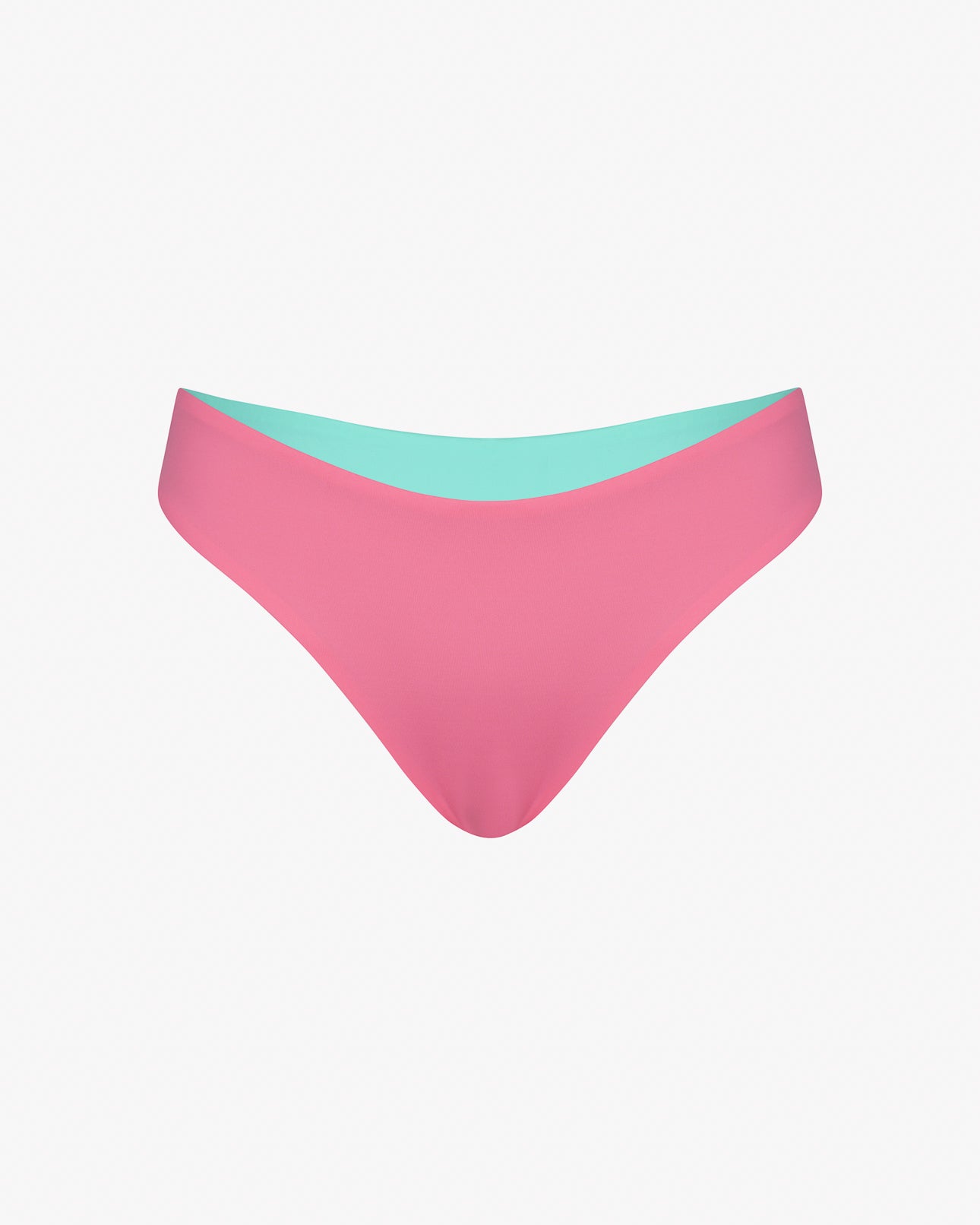 Die Luxe Bikini Hose von Main Design besteht aus einem Bikinihöschen im brasilianischen Schnitt in Pink mit einem aquamarinblauen Innenbund aus recycelten Materialien auf schlichtem weißem Hintergrund.
