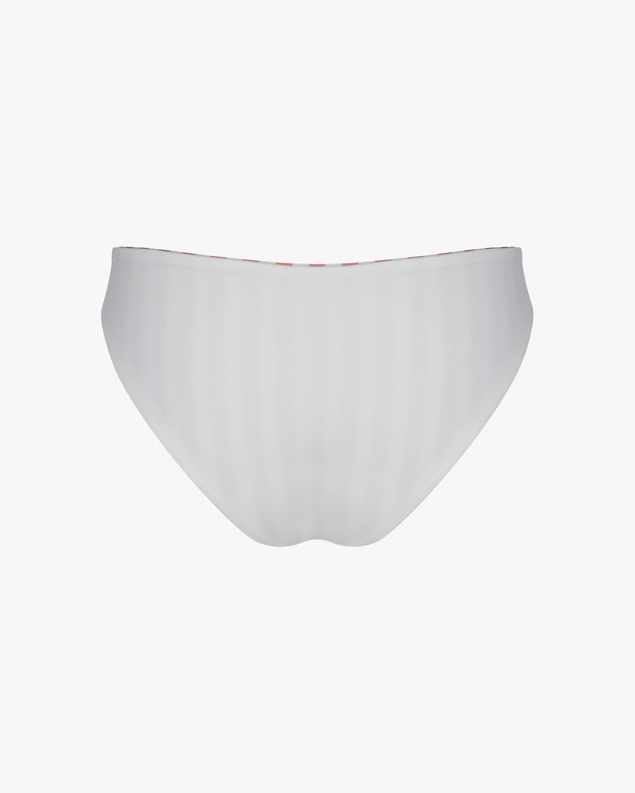 Die Main Design Luxe Bikinihose ist eine brasilianische Bikinihose mit hoher Taille in Weiß mit dezenten Streifen. Ihr minimalistisches Design und der glatte, leicht reflektierende Stoff sind aus nachhaltigen Materialien gefertigt und heben sich von einem schlichten weißen Hintergrund ab.