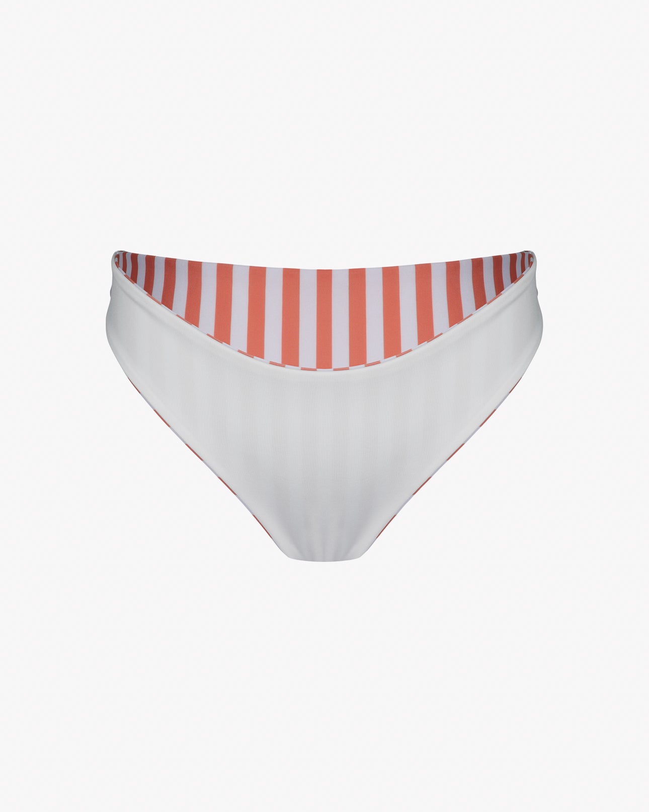 Die Luxe Bikinihose von Main Design hat einen taillierten brasilianischen Schnitt mit roten und weißen Streifen aus recycelten Materialien, präsentiert auf einem schlichten weißen Hintergrund.