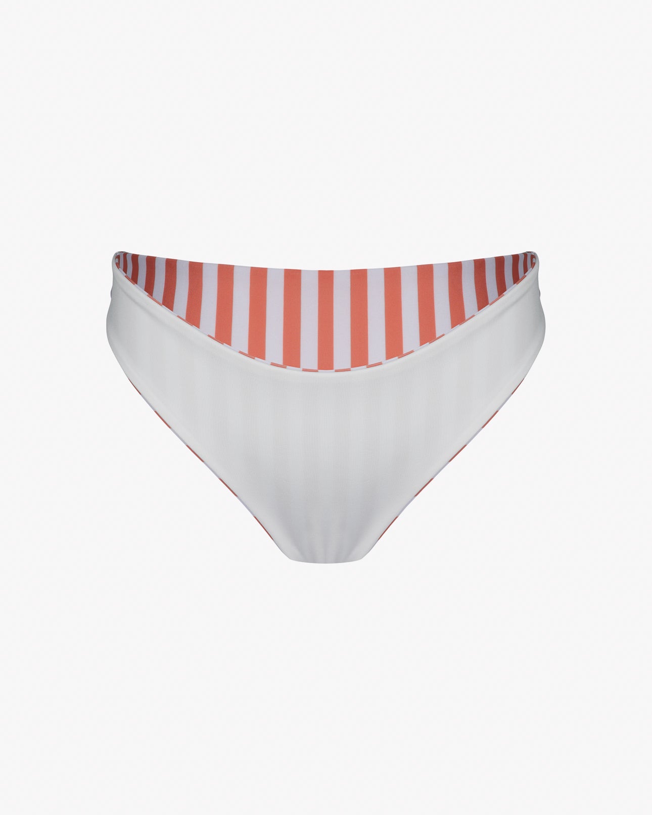 Die Luxe Bikinihose von Main Design hat einen taillierten brasilianischen Schnitt mit roten und weißen Streifen aus recycelten Materialien, präsentiert auf einem schlichten weißen Hintergrund.