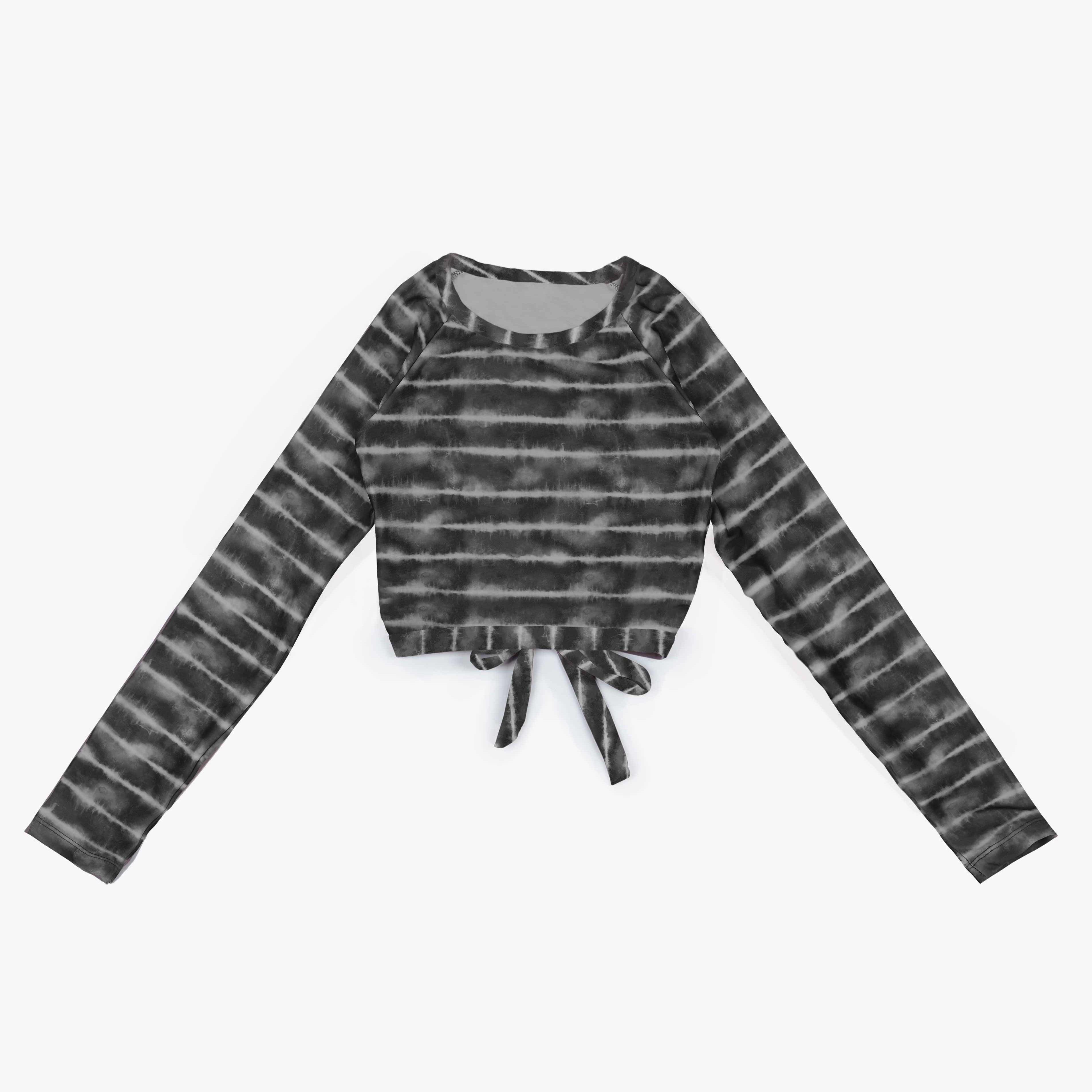 Das Maria Langarm Lycra von Main Design ist ein nachhaltiges, langärmliges, schwarz-grau gestreiftes Batik-Crop-Top mit einem Bindedetail vorne, gefertigt aus umweltfreundlichem Stoff, flach liegend auf weißem Hintergrund abgebildet.