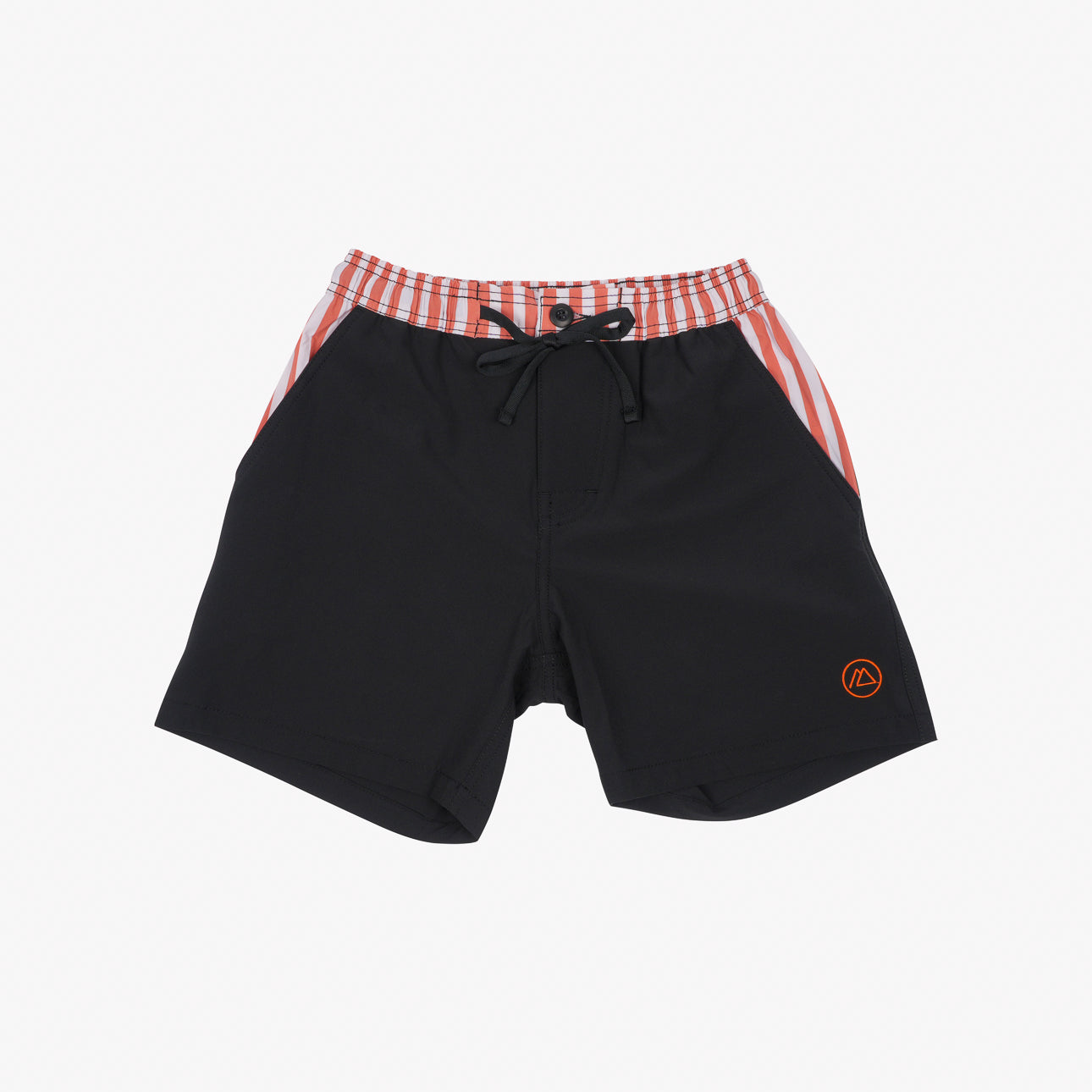 Die Nolan Boardshorts für Jungen von Main Design verfügen über einen modischen Kordelzugbund mit rot-weißen Seitenstreifen. Hergestellt aus 4-Wege-Stretch-Material für Komfort und Flexibilität, verfügen sie über ein orangefarbenes Bein-Emblem und LSF 50+ Sonnenschutz.