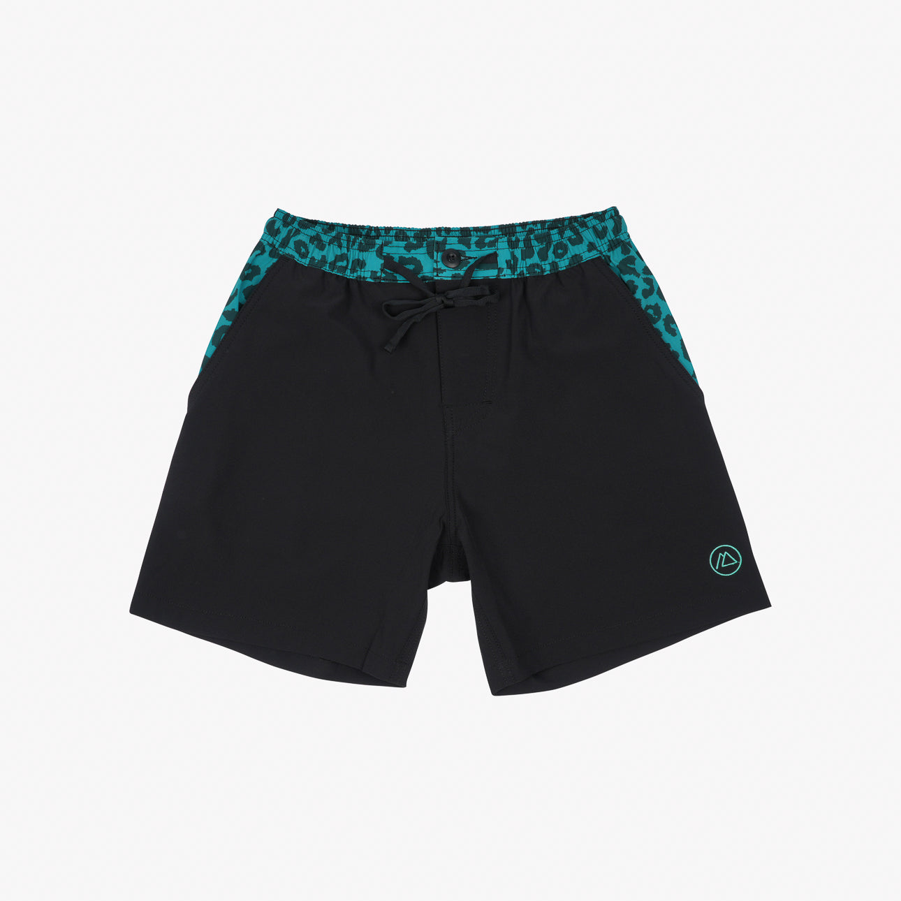 Die Nolan Boardshorts für Jungen von Main Design überzeugen mit einem türkisfarbenen Leopardenmuster-Bund, seitlichen Akzenten, einem Kordelzug und einem runden türkisfarbenen Logo am linken Bein. Hergestellt aus 4-Wege-Stretchmaterial mit LSF 50+ Sonnenschutz, bieten sie perfekten Komfort und Stil vor einem schlichten weißen Hintergrund.