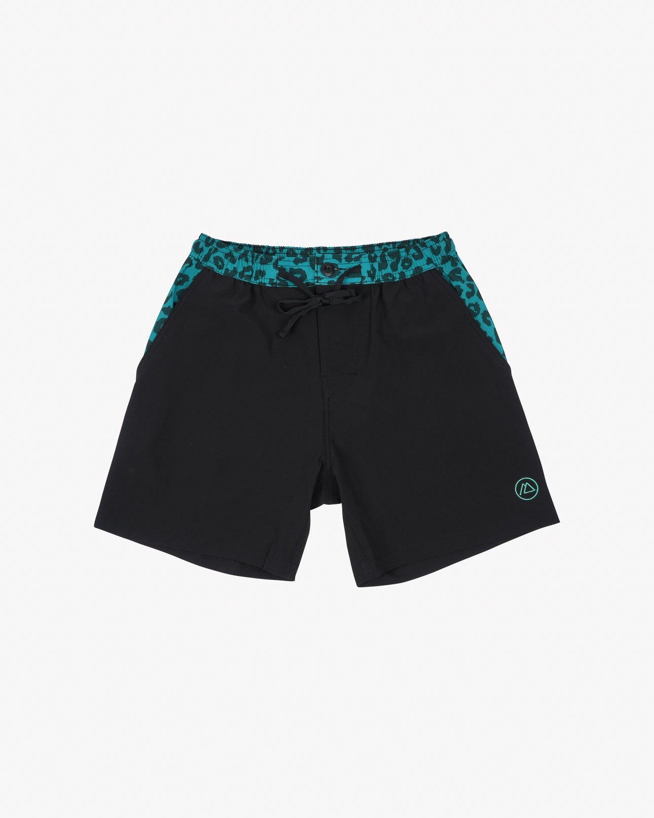Die Nolan Boardshorts für Jungen von Main Design überzeugen mit einem türkisfarbenen Leopardenmuster-Bund, seitlichen Akzenten, einem Kordelzug und einem runden türkisfarbenen Logo am linken Bein. Hergestellt aus 4-Wege-Stretchmaterial mit LSF 50+ Sonnenschutz, bieten sie perfekten Komfort und Stil vor einem schlichten weißen Hintergrund.