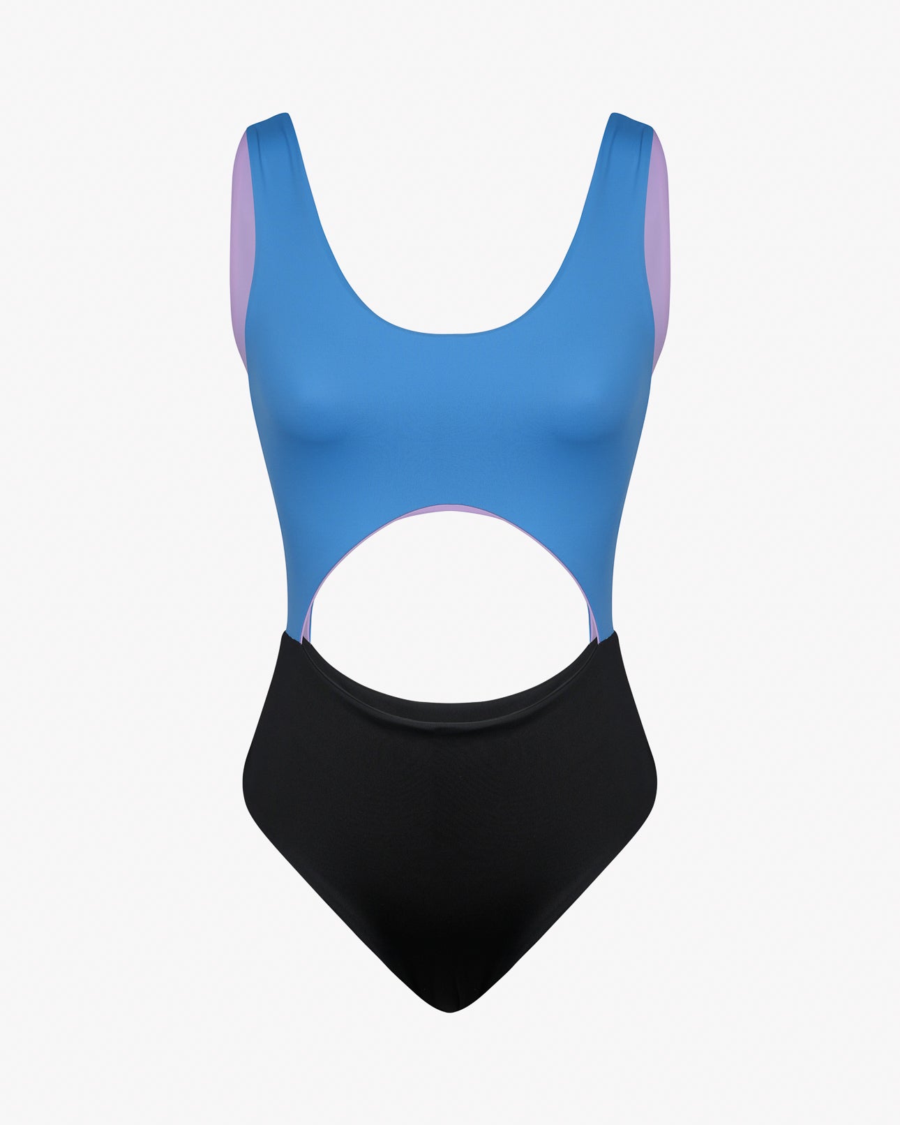 Der Nova Badeanzug von Main Design ist ein stylischer einteiliger Badeanzug mit blauem Oberteil, hellvioletten Seitenteilen, trendigen Cut-Outs am Bauch und einem schwarzen, hoch taillierten Unterteil aus chlorresistenter Stoff auf weißem Hintergrund.