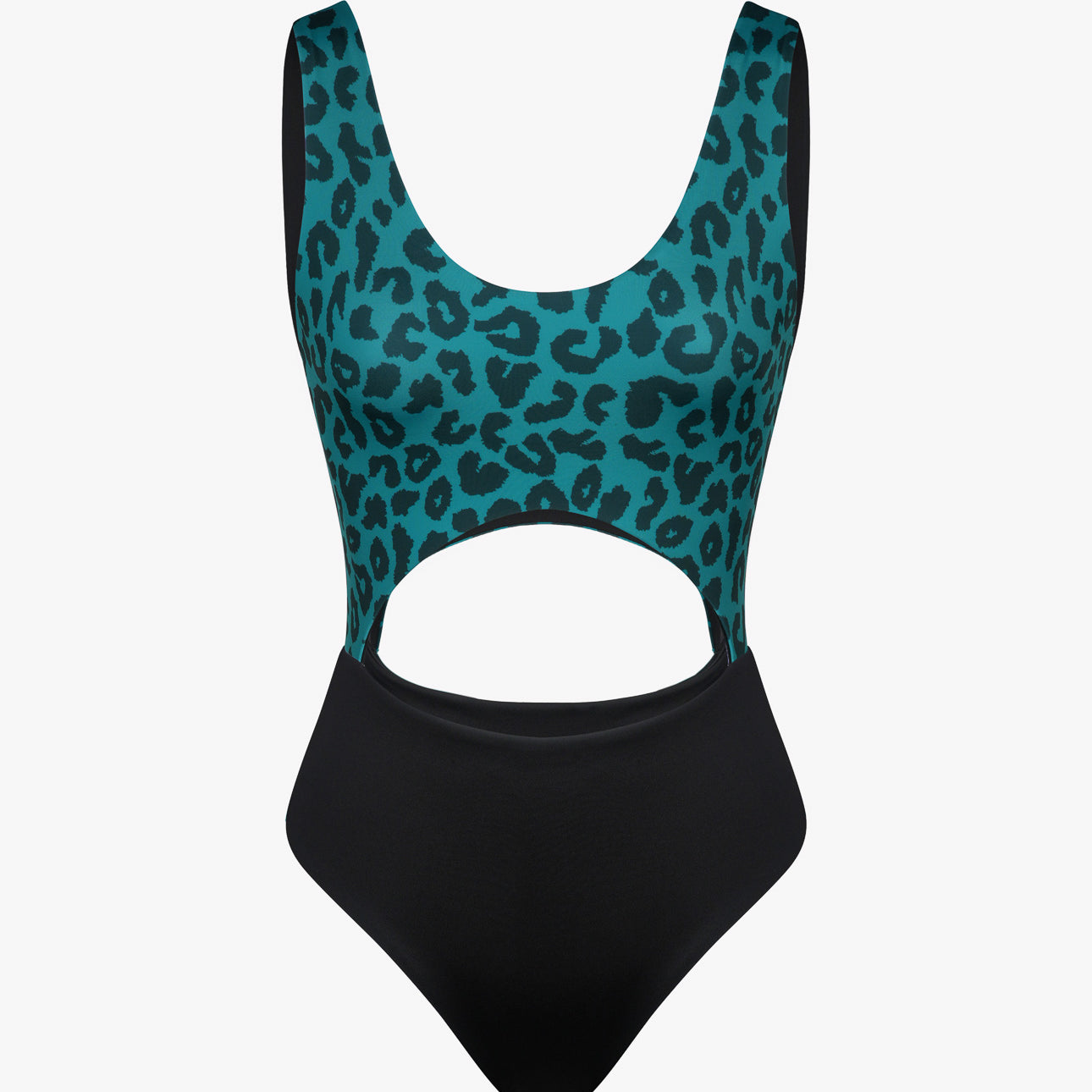 Nova Badeanzug von Main Design: Ein einteiliger Badeanzug mit einem Oberteil in blaugrünem und schwarzem Leopardenmuster, einem schwarzen Unterteil und einem großen Bauchausschnitt aus chlorresistentem Stoff. Abgebildet auf einem schlichten weißen Hintergrund.