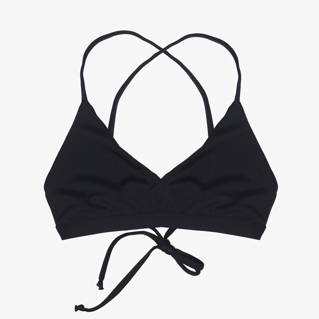 Ein schwarzes Pasta Bikini Oberteil mit dünnen, überkreuzten Trägern, die hinten gebunden werden, von Main Design. Das Design zeichnet sich durch einen einfachen, minimalistischen Stil mit einer dezenten Raffung vorne aus. Der aus umweltfreundlichem Stoff gefertigte Stoff wirkt glatt und leicht dehnbar und eignet sich für Badebekleidung.