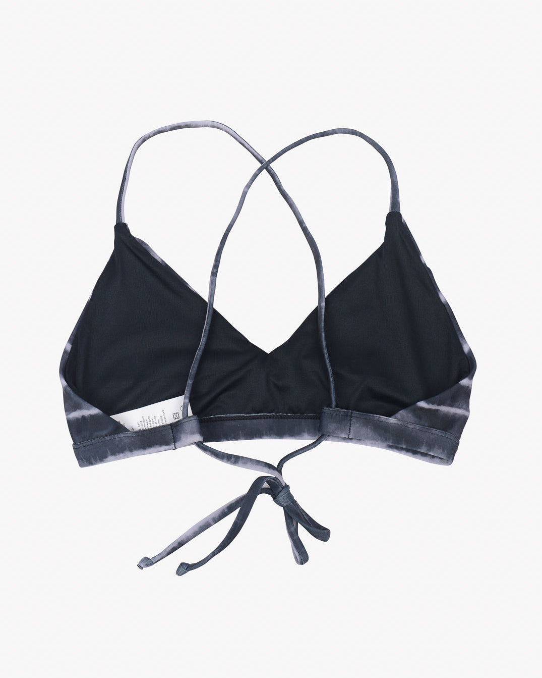 Ein schwarzes Pasta-Bikinioberteil mit überkreuztem Rücken und verstellbarem Bindeverschluss. Der Stoff aus umweltfreundlichem Stoff wirkt dünn mit einem leicht glänzenden Finish und die schmalen Träger bieten minimale Bedeckung für einen eleganten Look. Dieses Stück ist von Main Design.